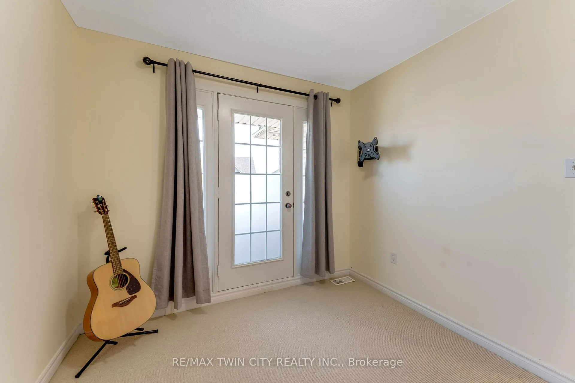 Photo 29 of 27 Tremaine Drive, Kitchener — HOMEH