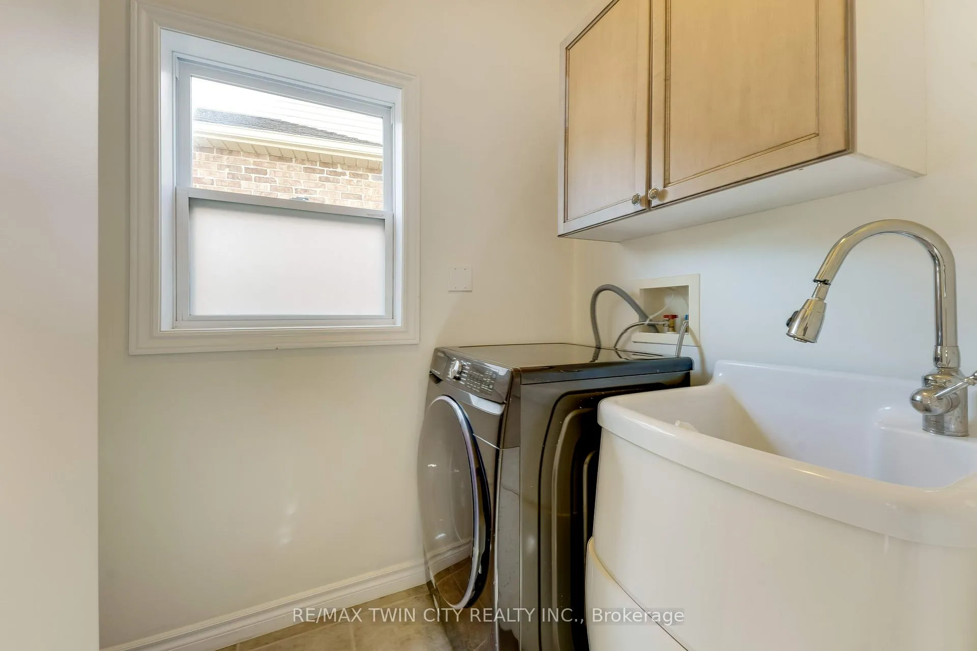 Photo 31 of 27 Tremaine Drive, Kitchener — HOMEH