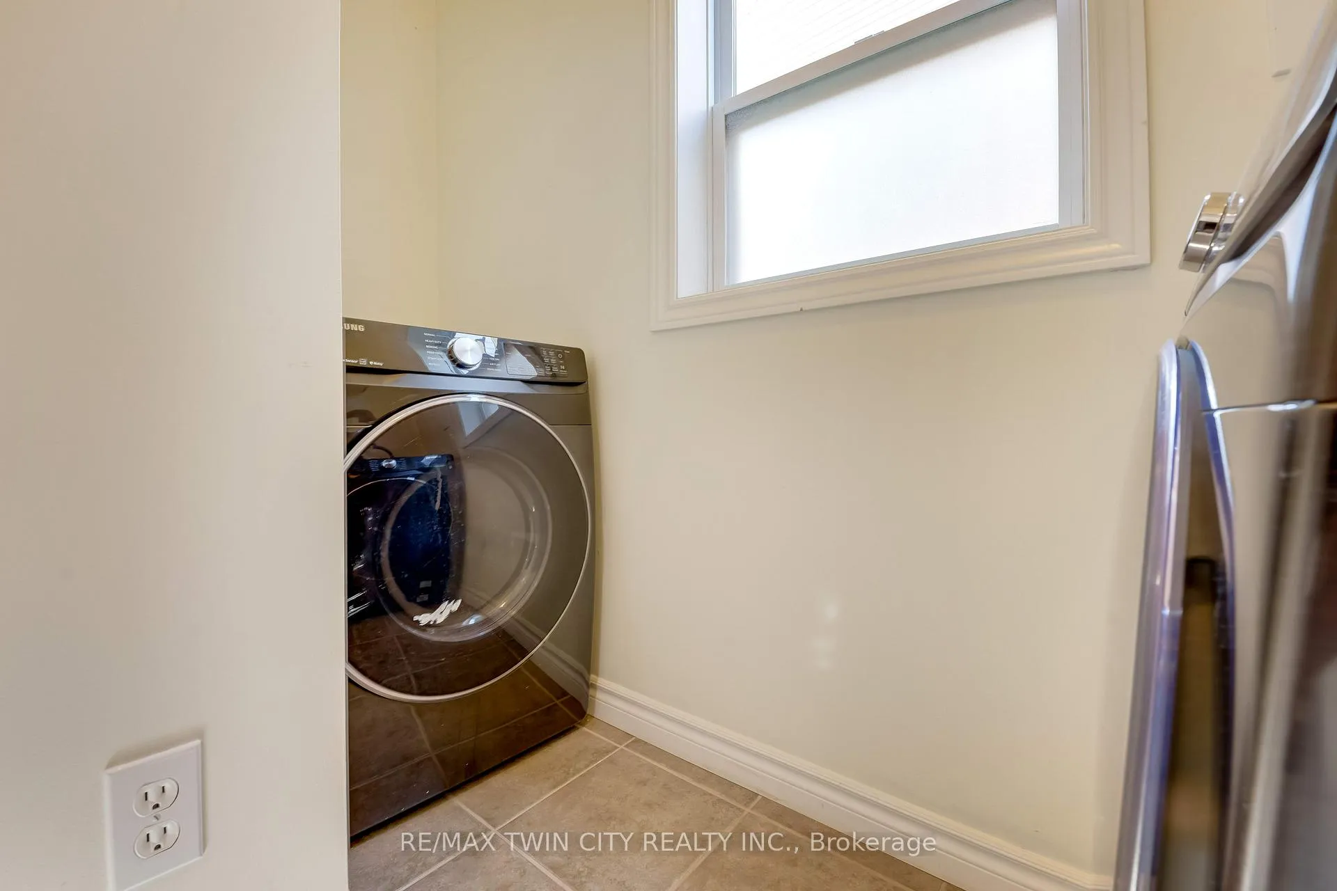 Photo 32 of 27 Tremaine Drive, Kitchener — HOMEH