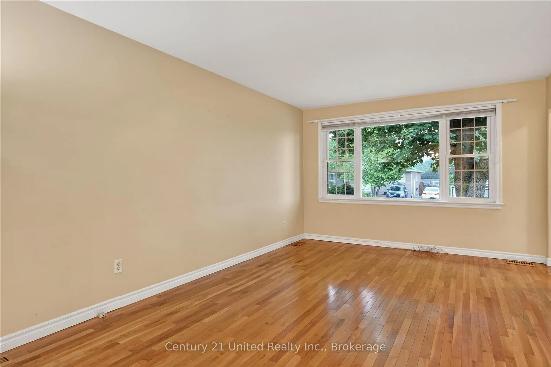 Photo 6 of 879 Birch Avenue, Peterborough, Northcrest Ward 5 — HOMEH