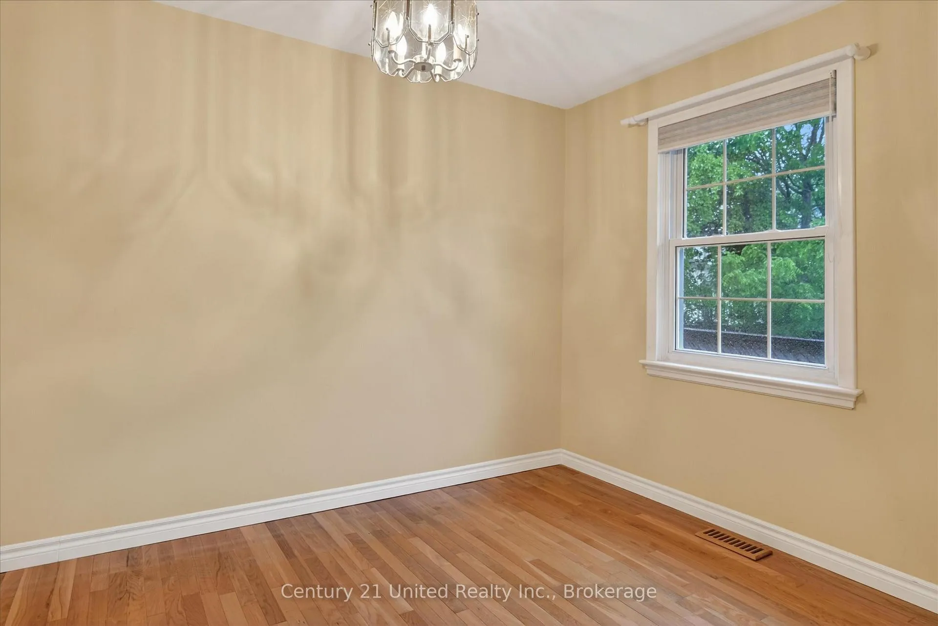Photo 8 of 879 Birch Avenue, Peterborough, Northcrest Ward 5 — HOMEH
