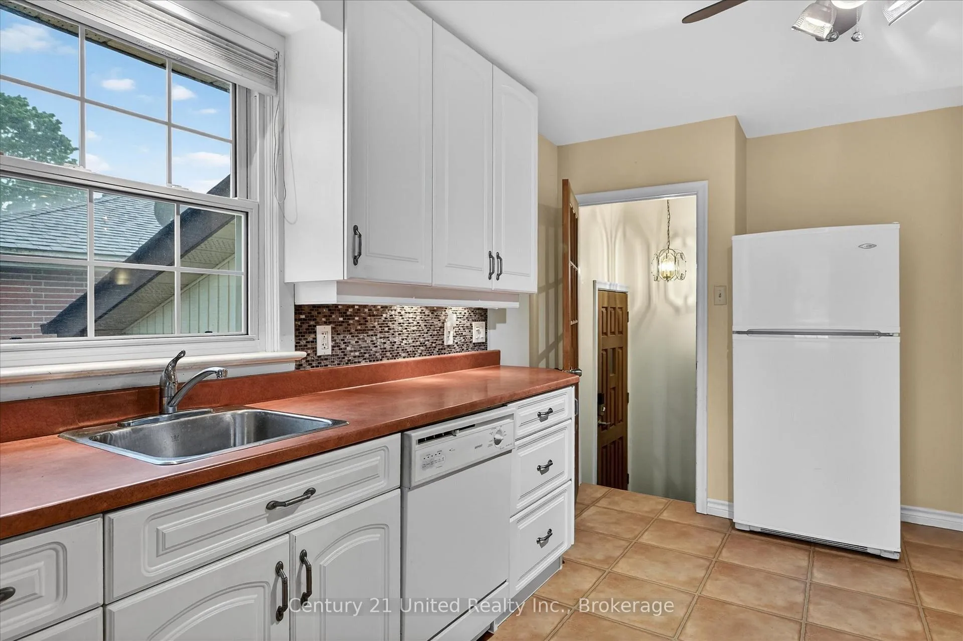 Photo 12 of 879 Birch Avenue, Peterborough, Northcrest Ward 5 — HOMEH