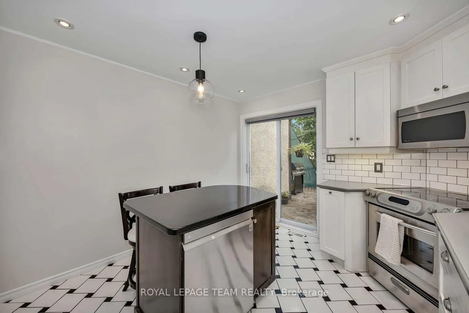 Photo 17 of 215 Booth Street, Ottawa, West Centre Town — HOMEH