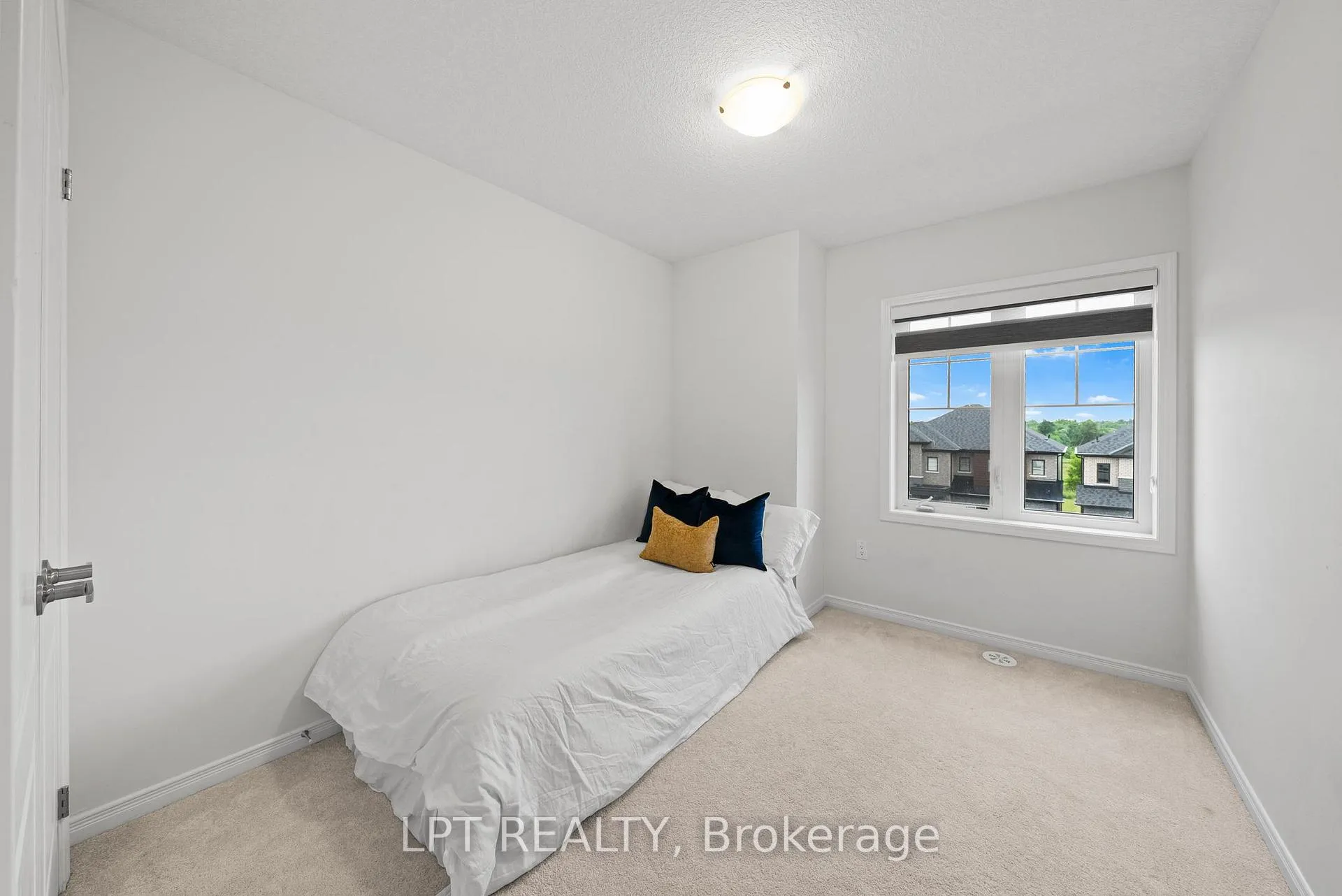 Photo 28 of 24 Bee Crescent, Brantford — HOMEH