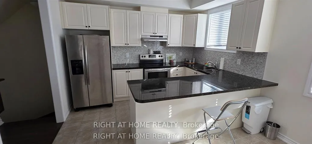 Photo 5 of 27 Shiff Crescent, Brampton, Heart Lake East — HOMEH