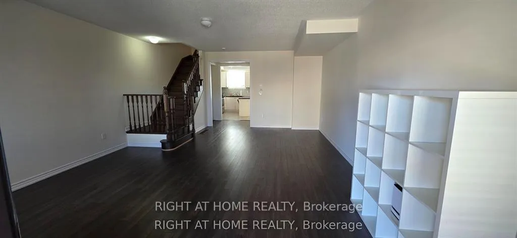 Photo 10 of 27 Shiff Crescent, Brampton, Heart Lake East — HOMEH