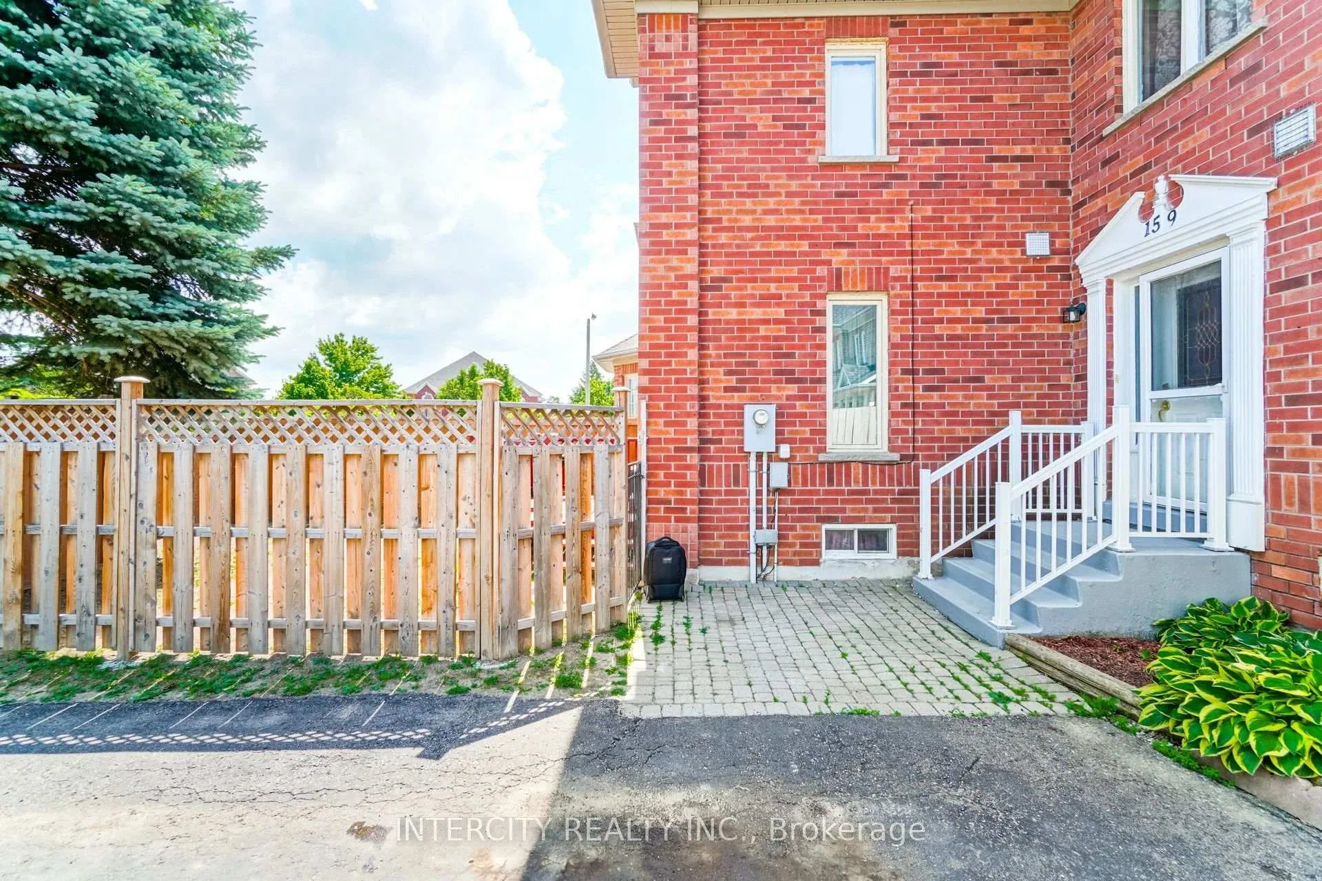 Photo 3 of 159 Pressed Brick Drive, Brampton, Brampton North — HOMEH