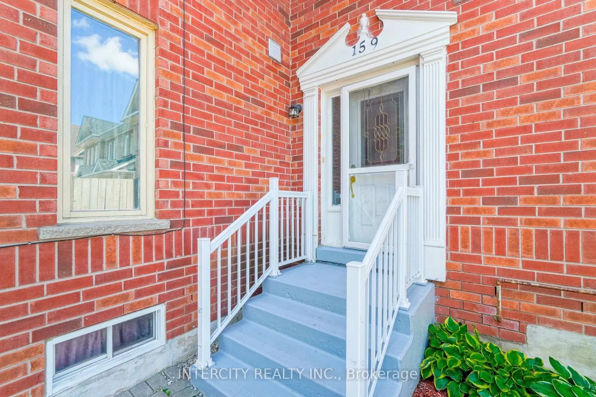 Photo 4 of 159 Pressed Brick Drive, Brampton, Brampton North — HOMEH