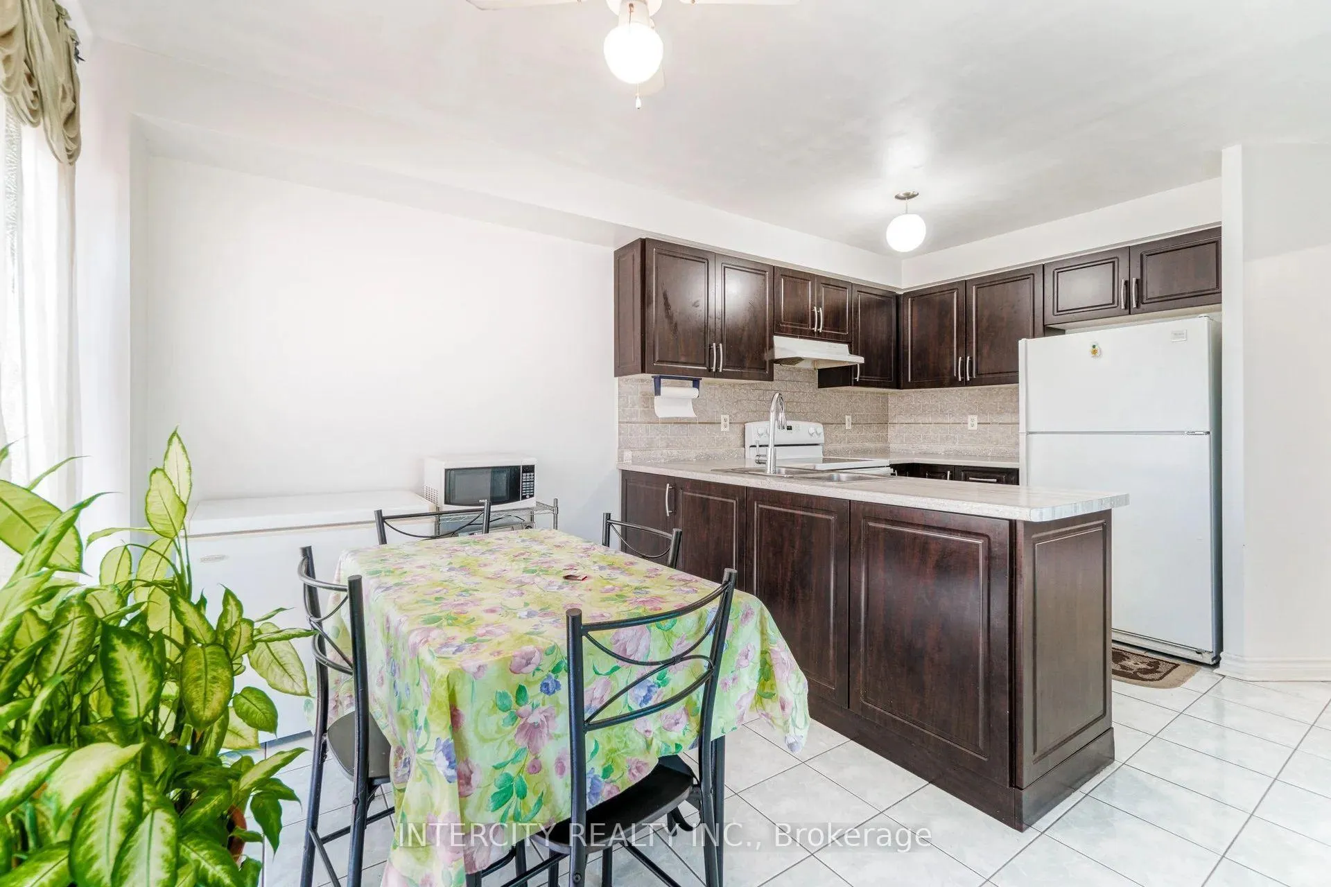 Photo 14 of 159 Pressed Brick Drive, Brampton, Brampton North — HOMEH