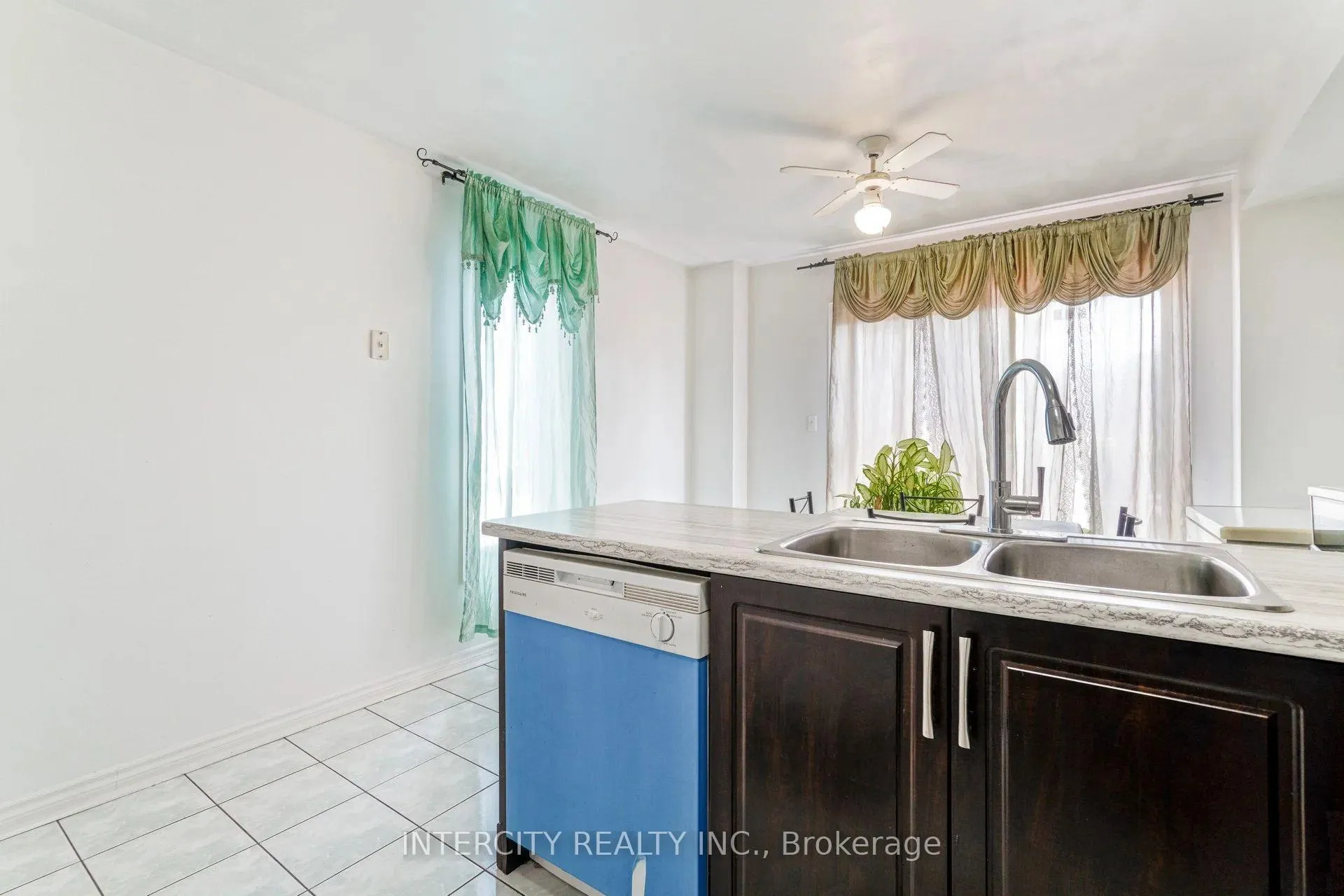 Photo 16 of 159 Pressed Brick Drive, Brampton, Brampton North — HOMEH