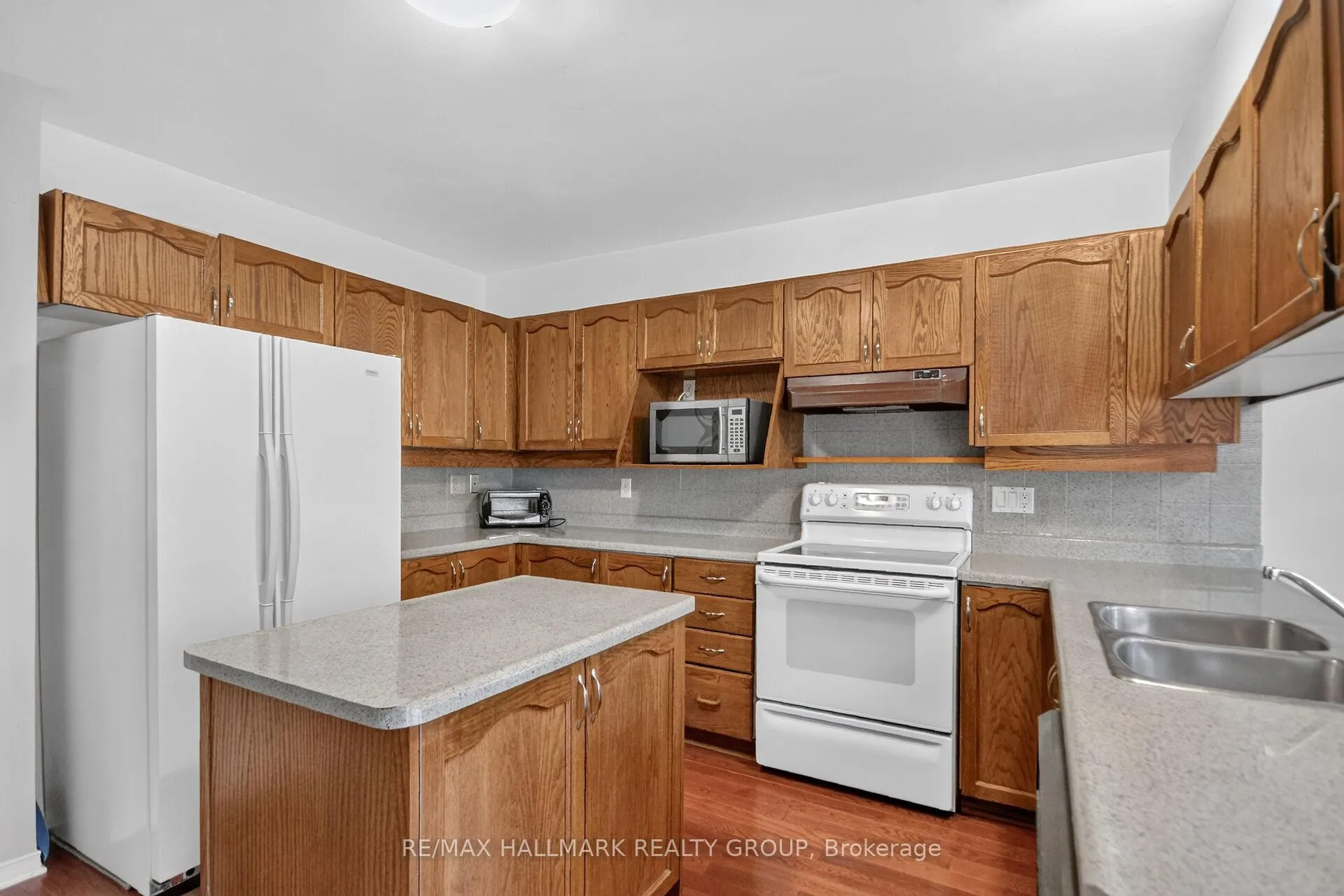 Photo 14 of 9 Halldorson Crescent, Ottawa, Kanata - Kanata Lakes/Heritage Hills — HOMEH