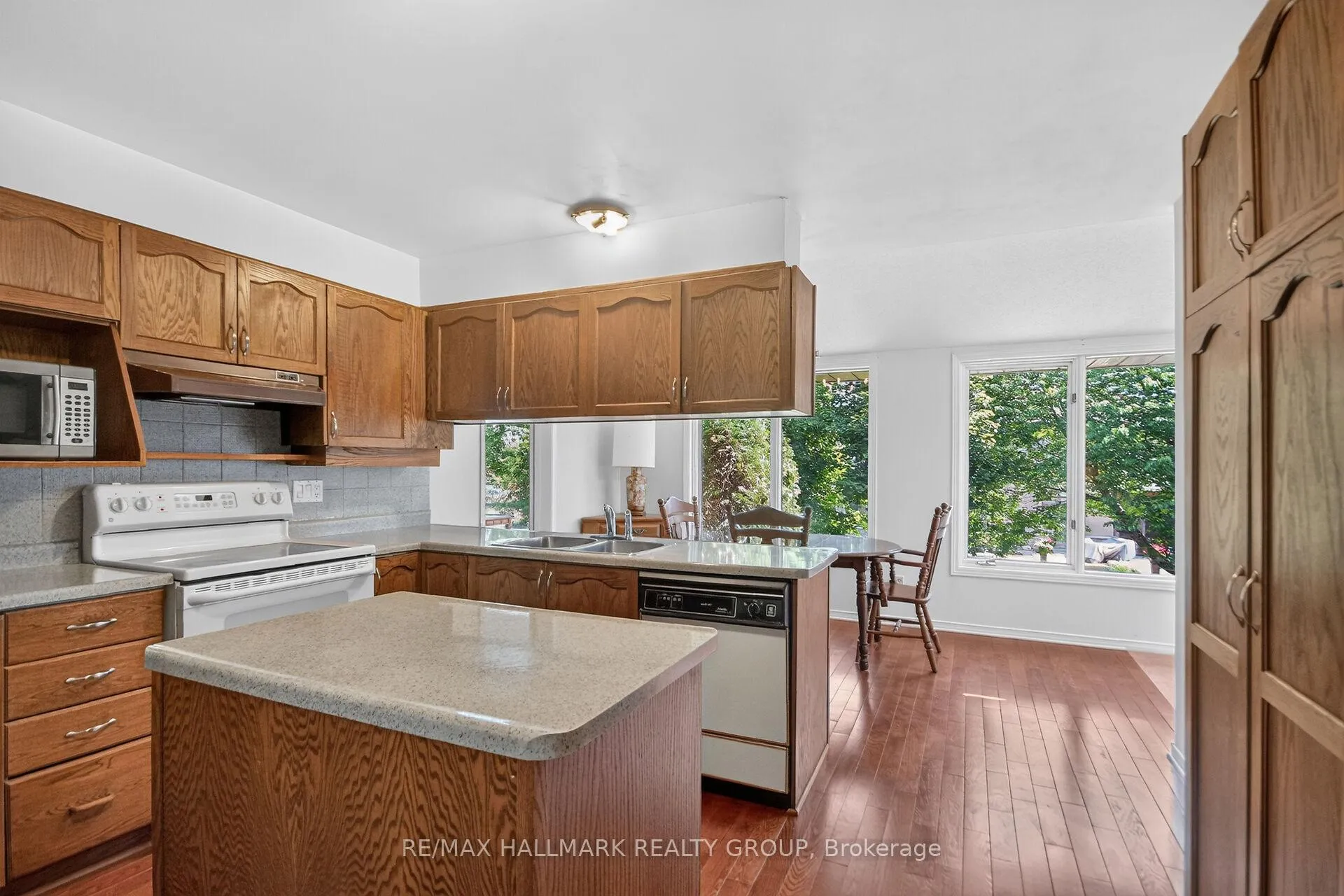 Photo 15 of 9 Halldorson Crescent, Ottawa, Kanata - Kanata Lakes/Heritage Hills — HOMEH