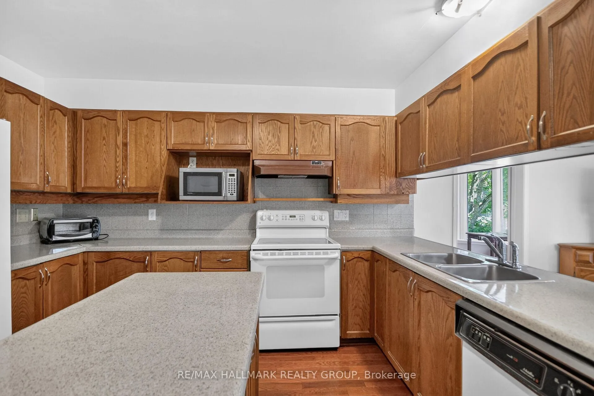 Photo 17 of 9 Halldorson Crescent, Ottawa, Kanata - Kanata Lakes/Heritage Hills — HOMEH
