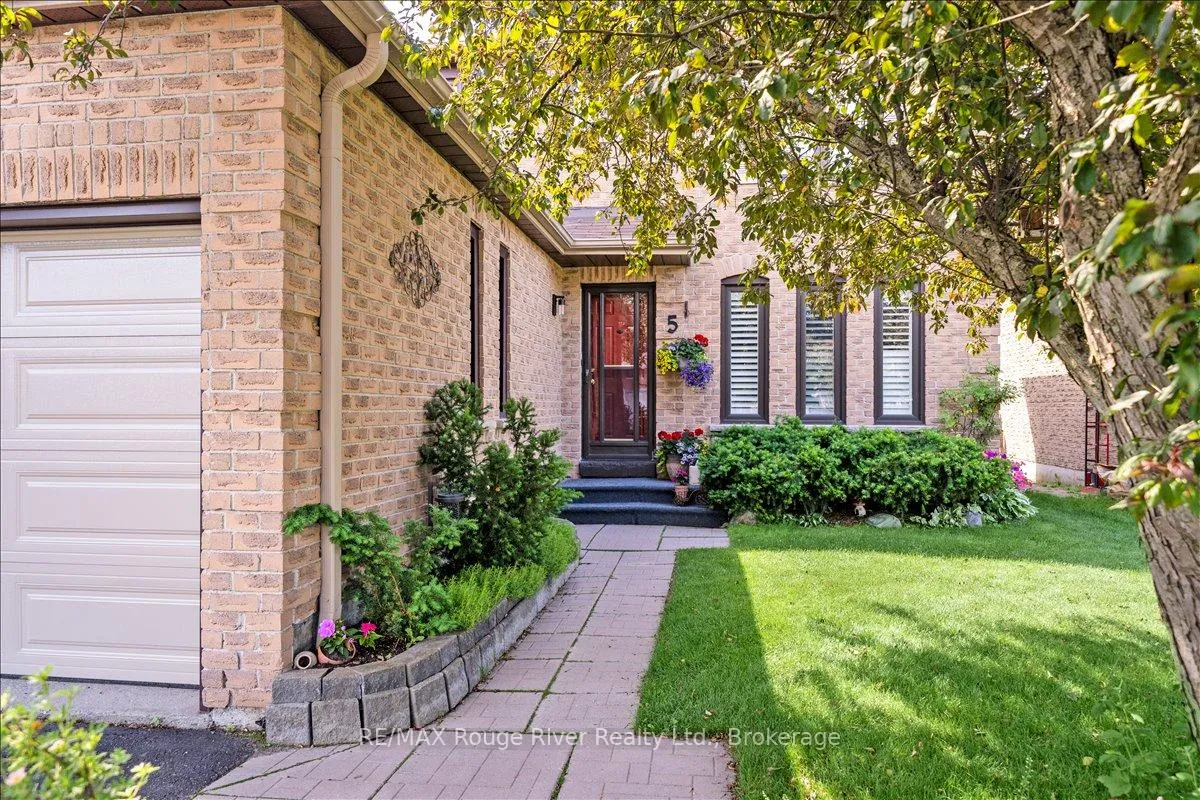 Photo 3 of 5 Gurr Crescent, Ajax, Central West — HOMEH
