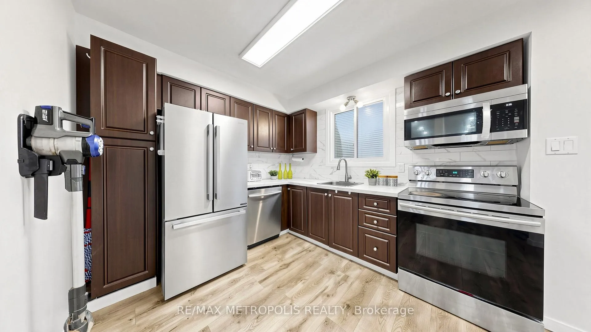 Photo 10 of 334 Killarney Court, Oshawa, Lakeview — HOMEH