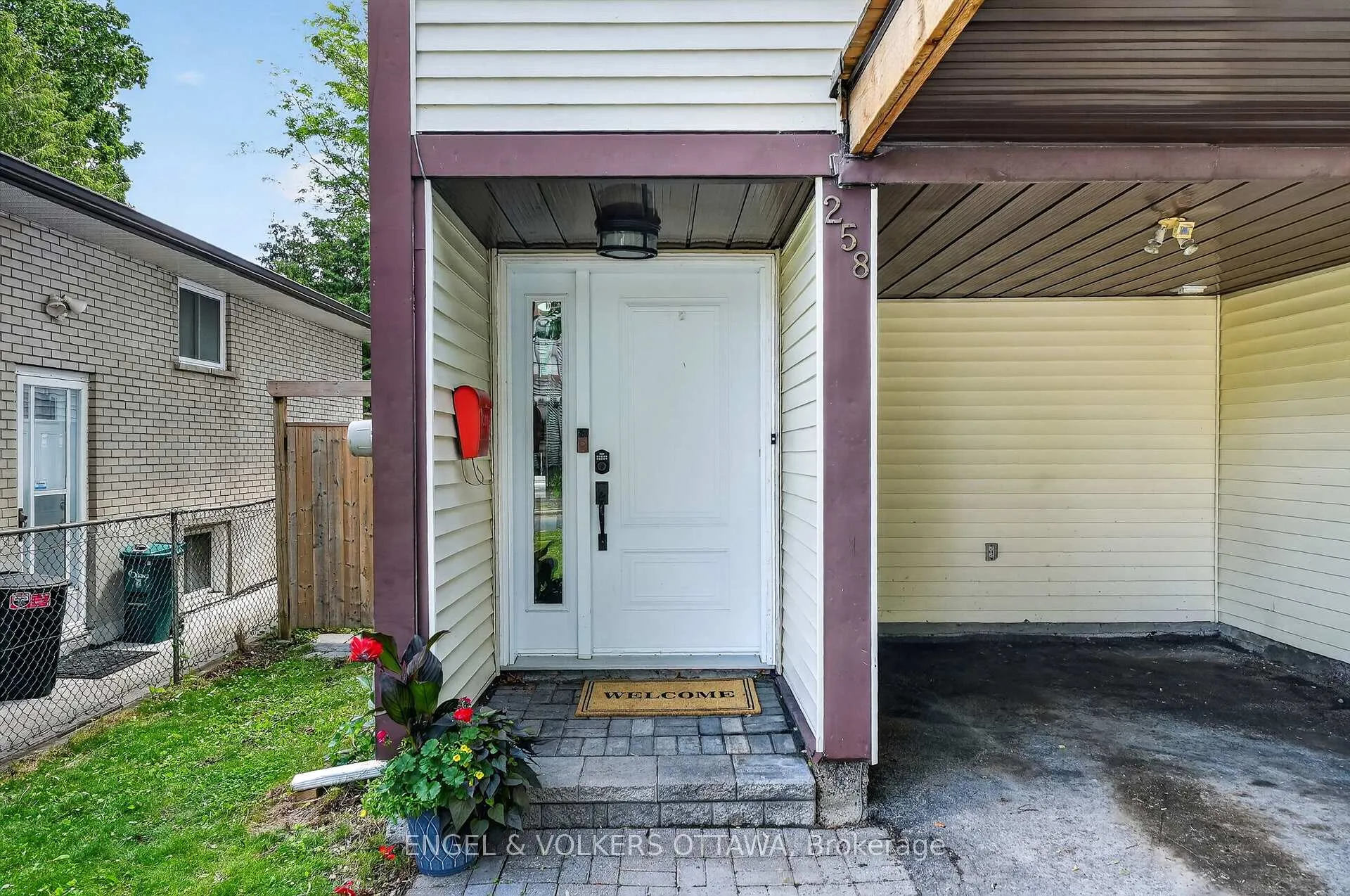 Photo 2 of 258 Carillon Street, Ottawa, Vanier — HOMEH