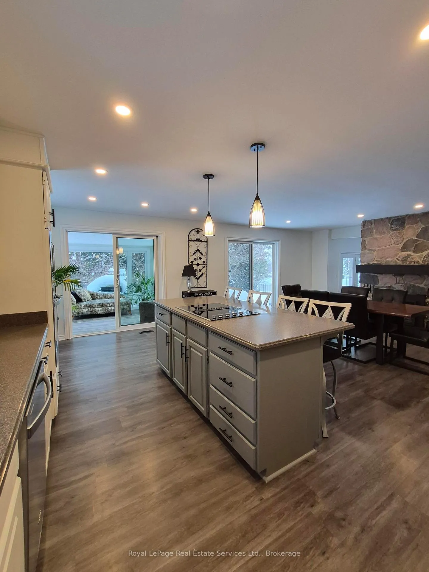 Photo 11 of 184 Dundas Street E, Hamilton, Waterdown — HOMEH