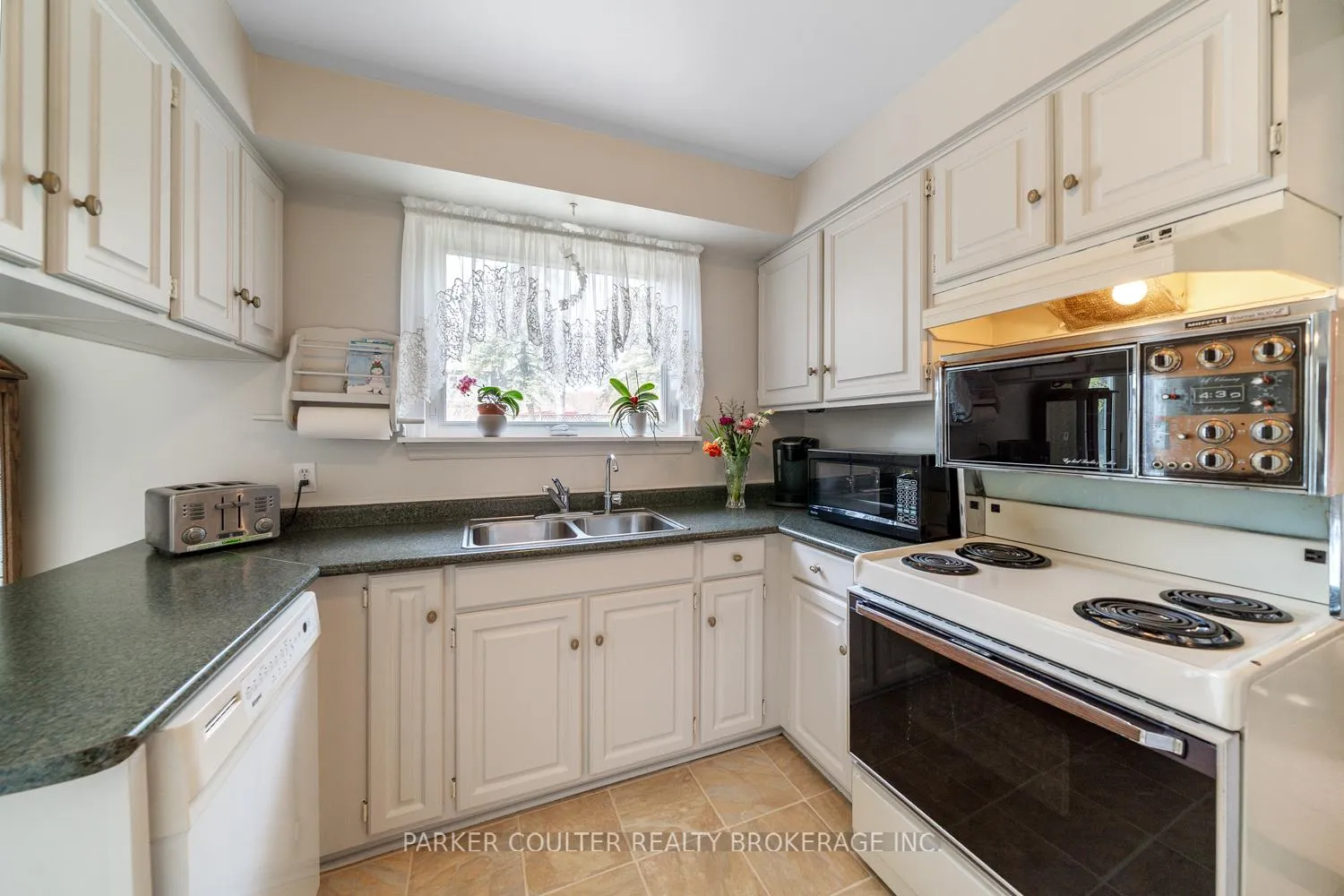 Photo 15 of 16 Cardinal Crescent, Springwater, Midhurst — HOMEH