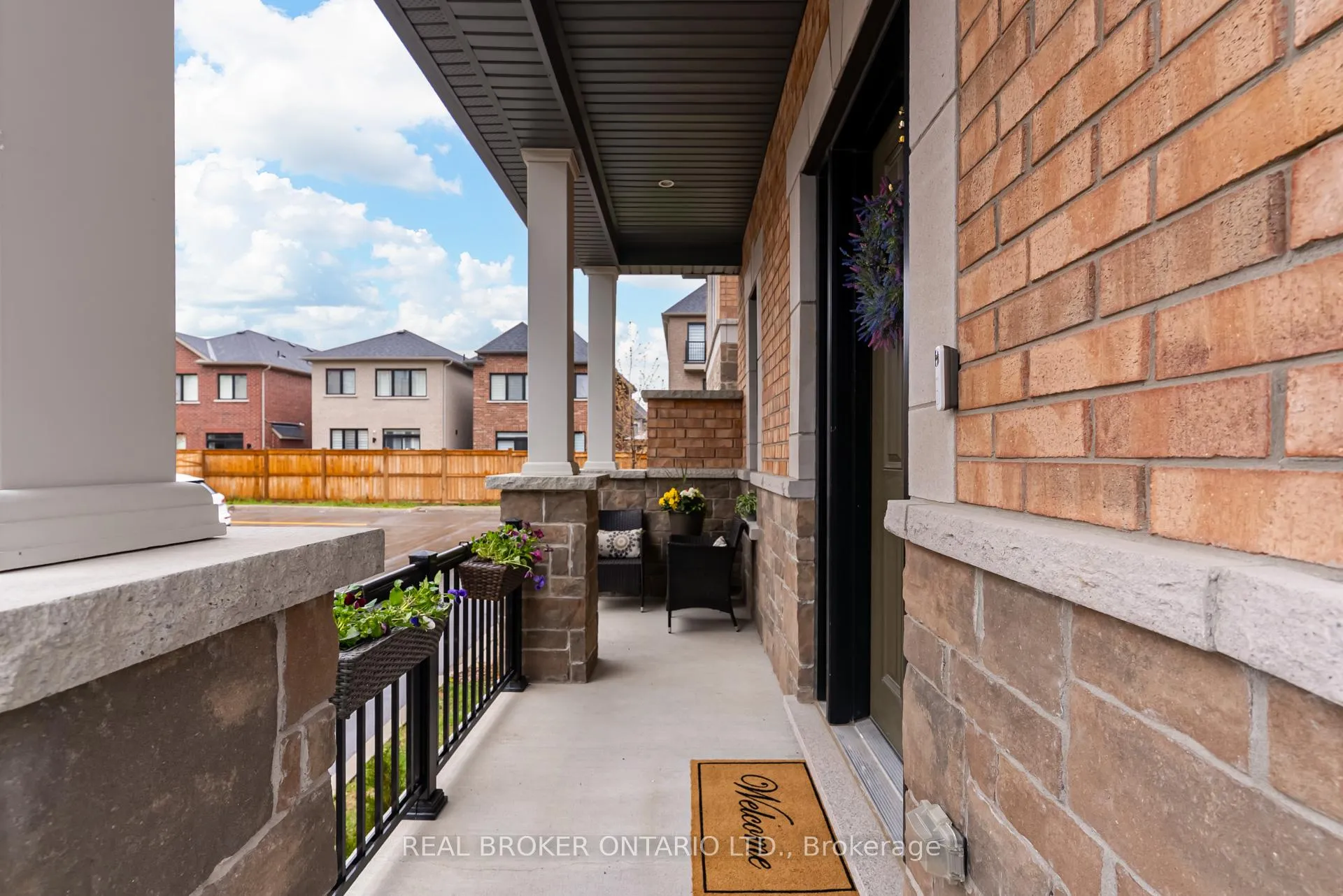 Photo 4 of 12 Icemaker Way, Whitby, Rural Whitby — HOMEH