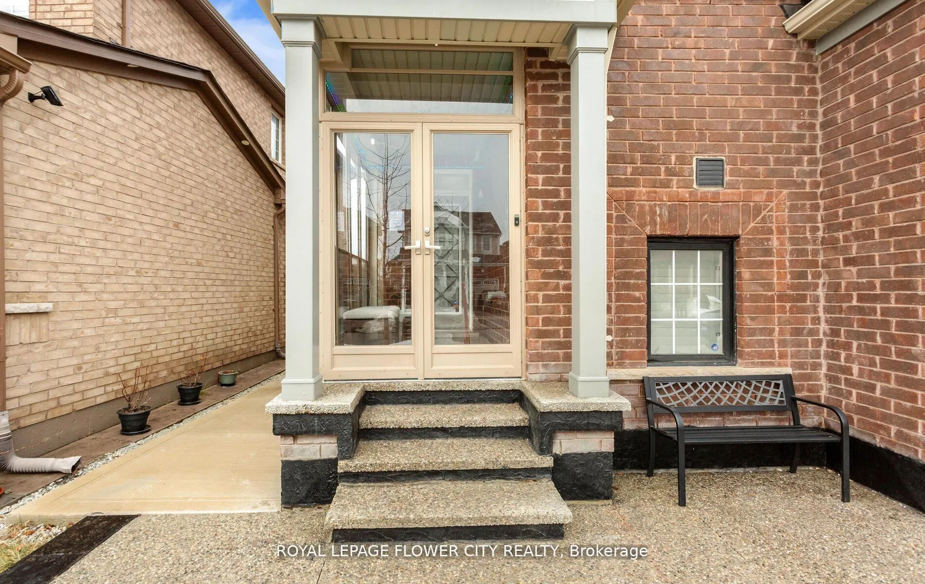 Photo 5 of 21 Arkwright Drive, Brampton, Northwest Brampton — HOMEH
