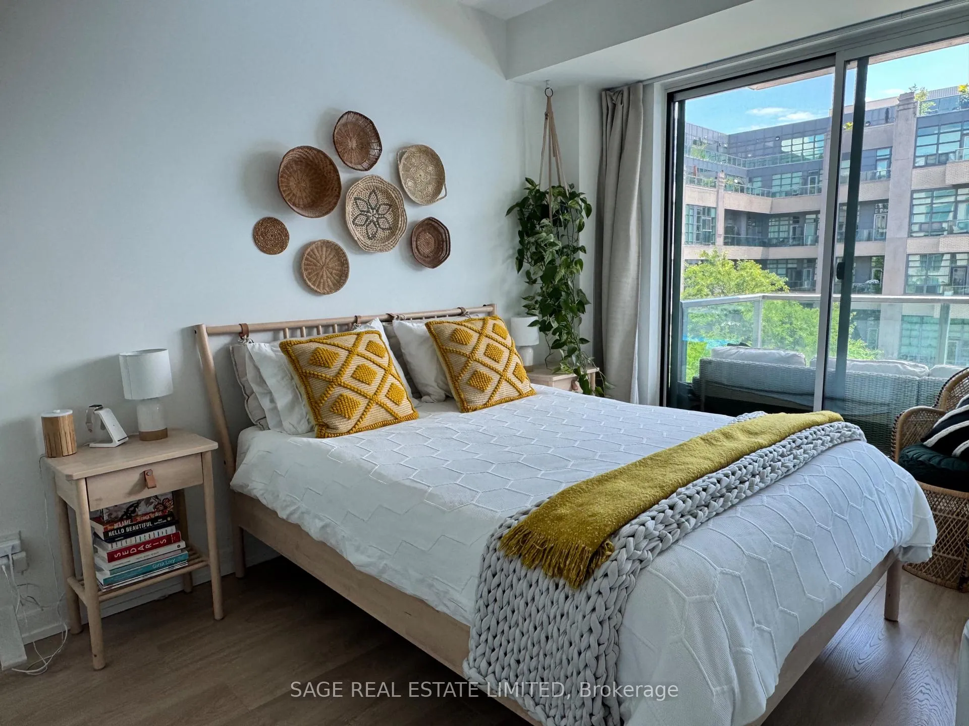 Photo 10 of Unit 405, 377 Madison Avenue, Toronto, Casa Loma — HOMEH