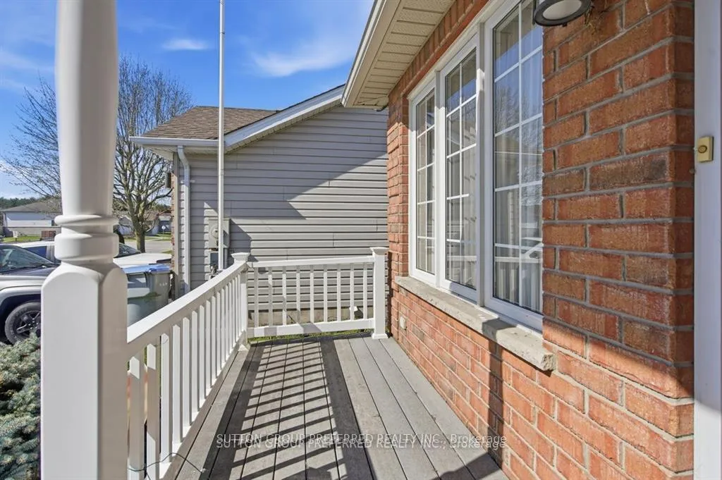 Photo 3 of 64 Willow Crescent, Strathroy-Caradoc, SE — HOMEH