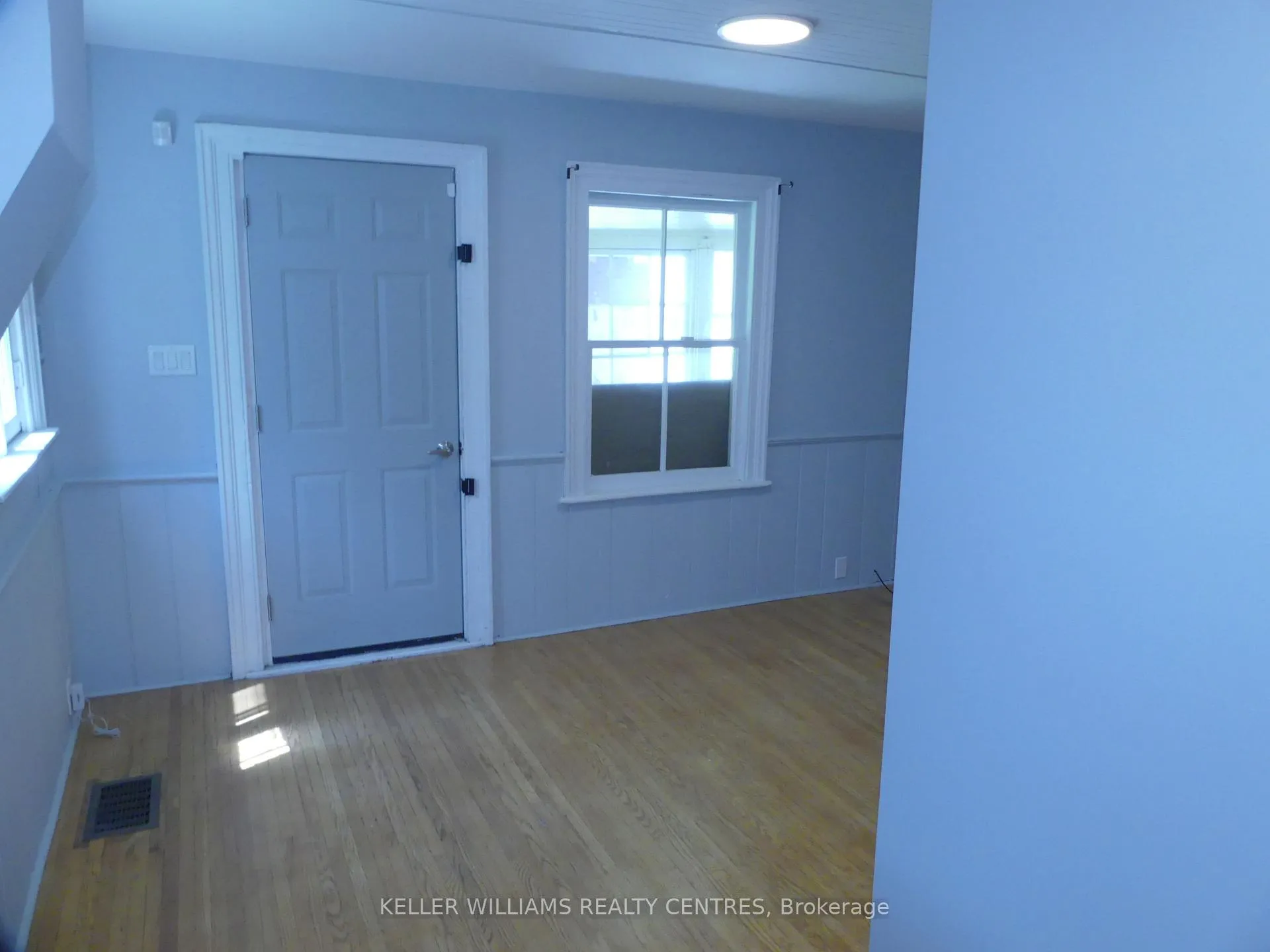 Photo 2 of Unit 3, 17 Wellington Street E, Aurora, Aurora Village — HOMEH