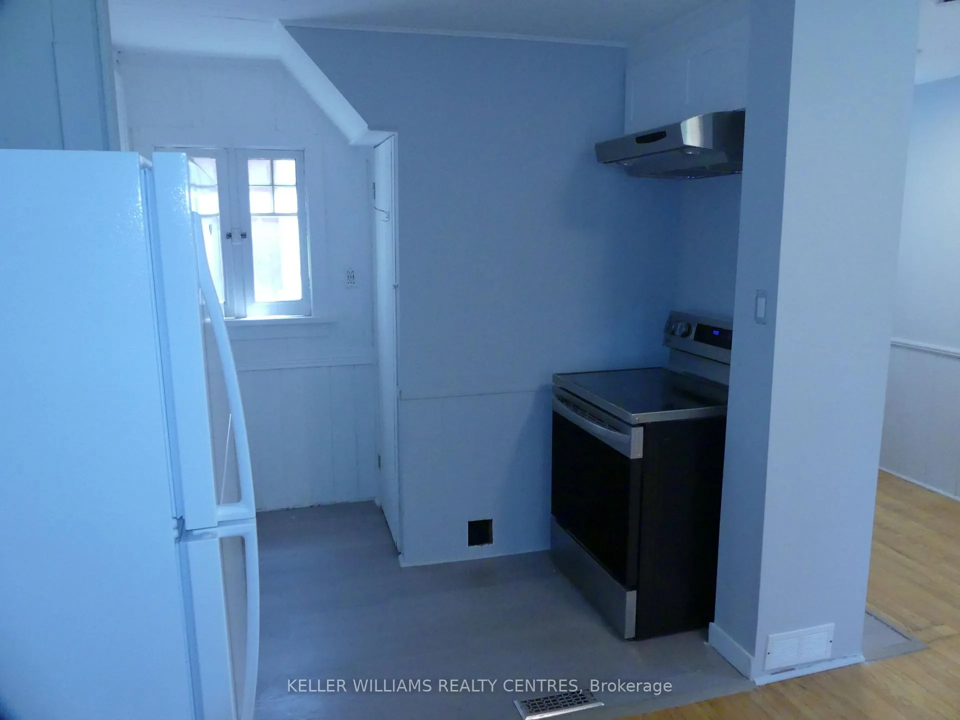 Photo 4 of Unit 3, 17 Wellington Street E, Aurora, Aurora Village — HOMEH