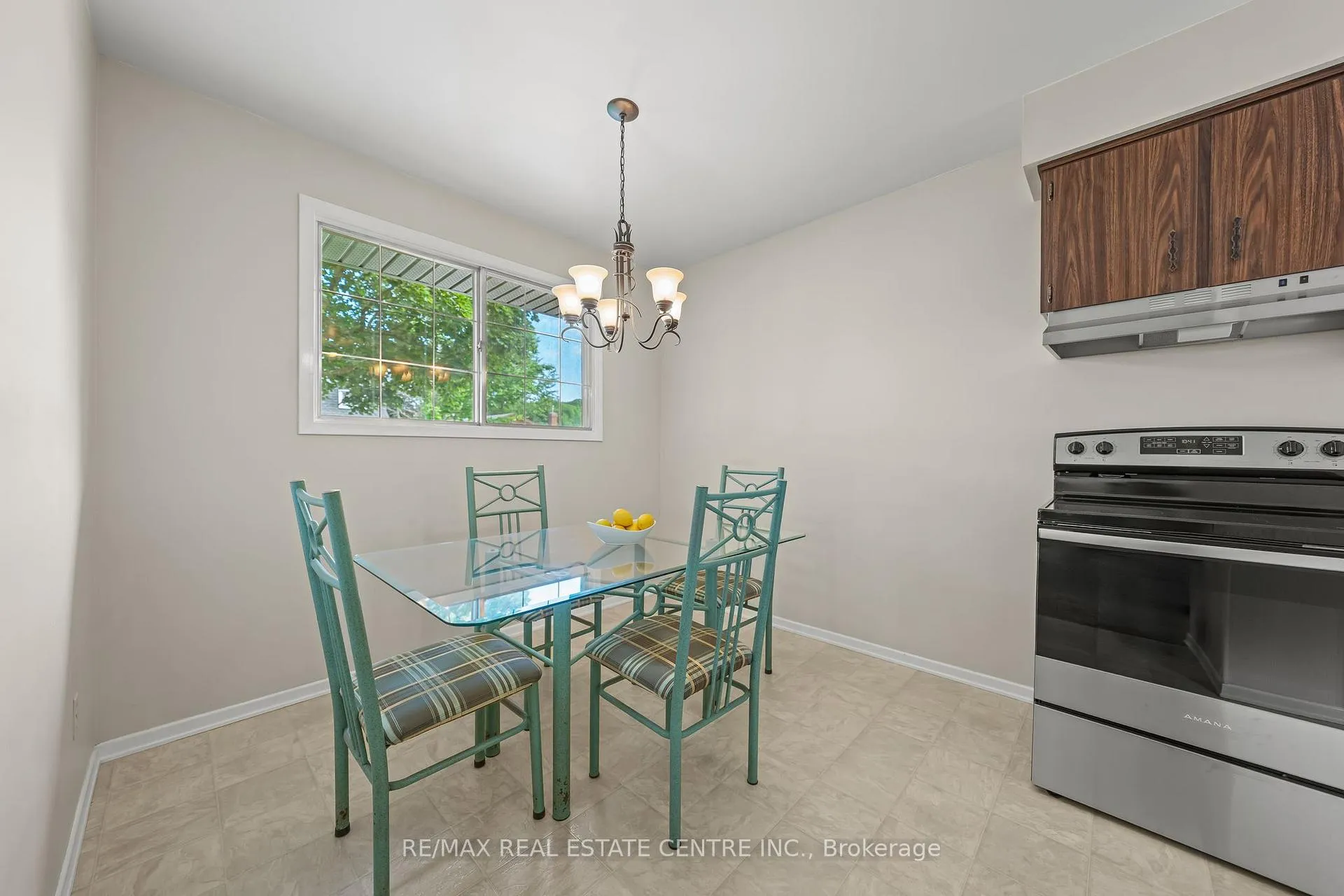 Photo 10 of 120 Arrowhead Crescent, Kitchener, Pioneer Park — HOMEH