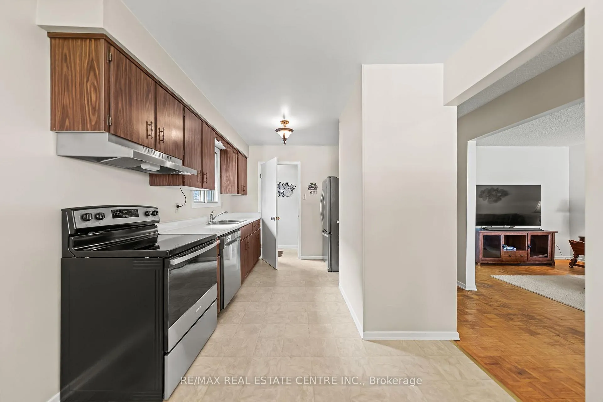 Photo 12 of 120 Arrowhead Crescent, Kitchener, Pioneer Park — HOMEH