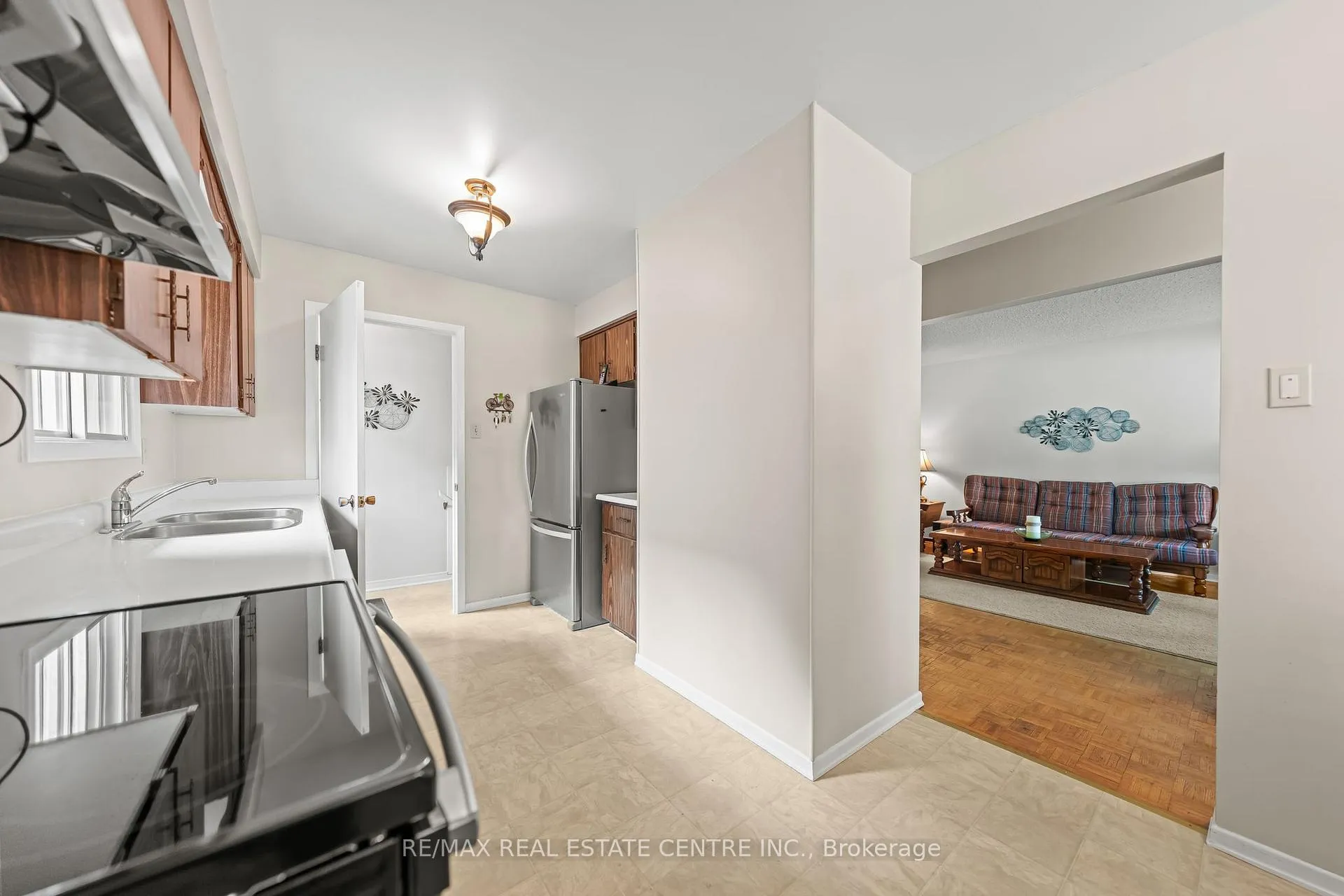 Photo 13 of 120 Arrowhead Crescent, Kitchener, Pioneer Park — HOMEH