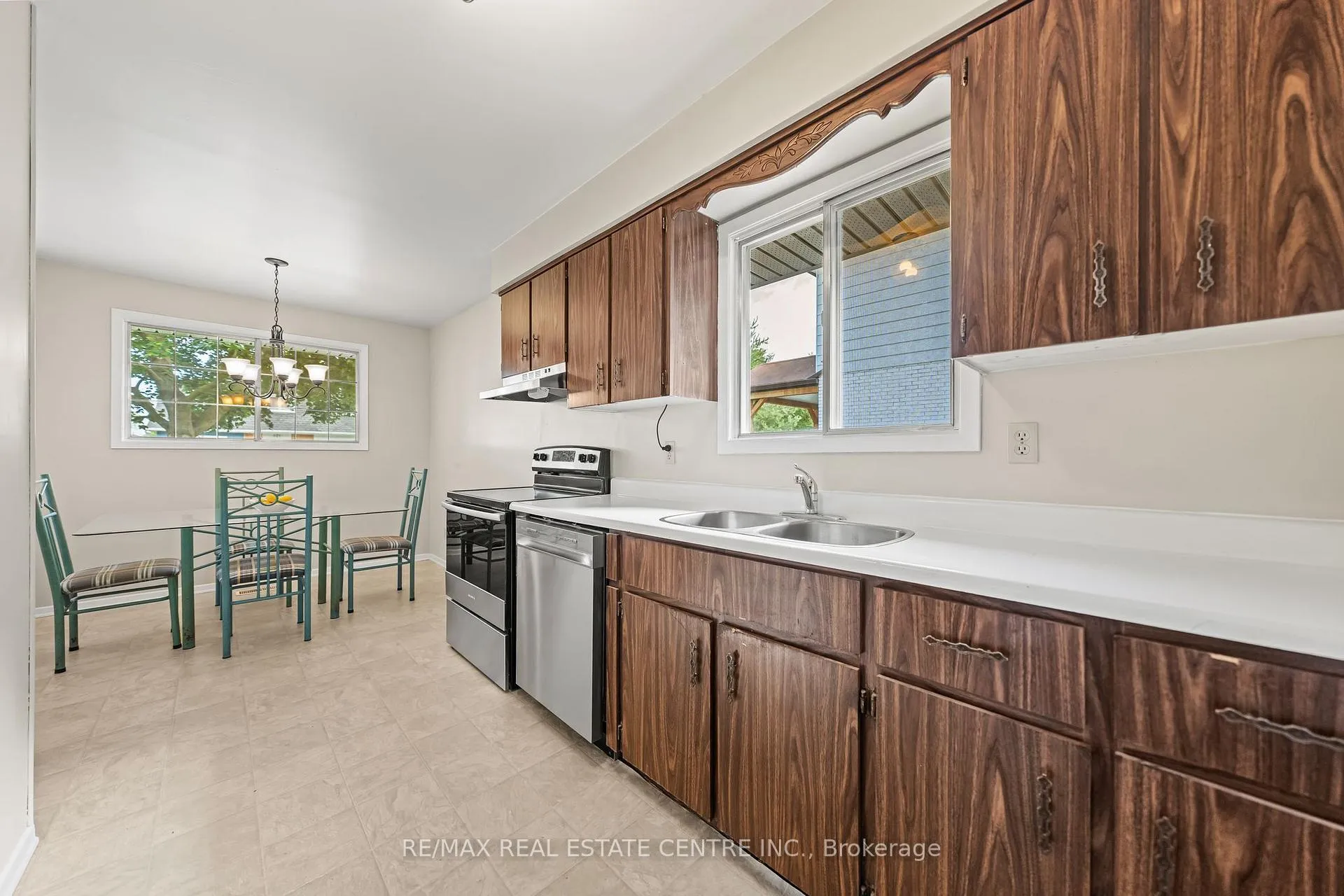 Photo 14 of 120 Arrowhead Crescent, Kitchener, Pioneer Park — HOMEH
