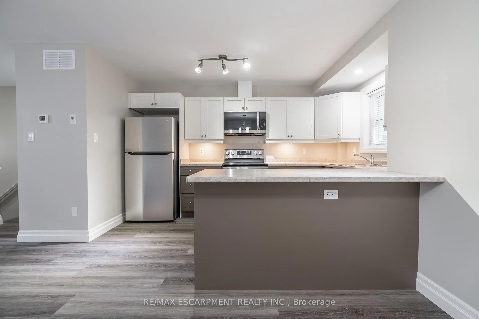 Photo 2 of Unit 2, 38 Viewpoint Avenue, Hamilton, Eastmount — HOMEH