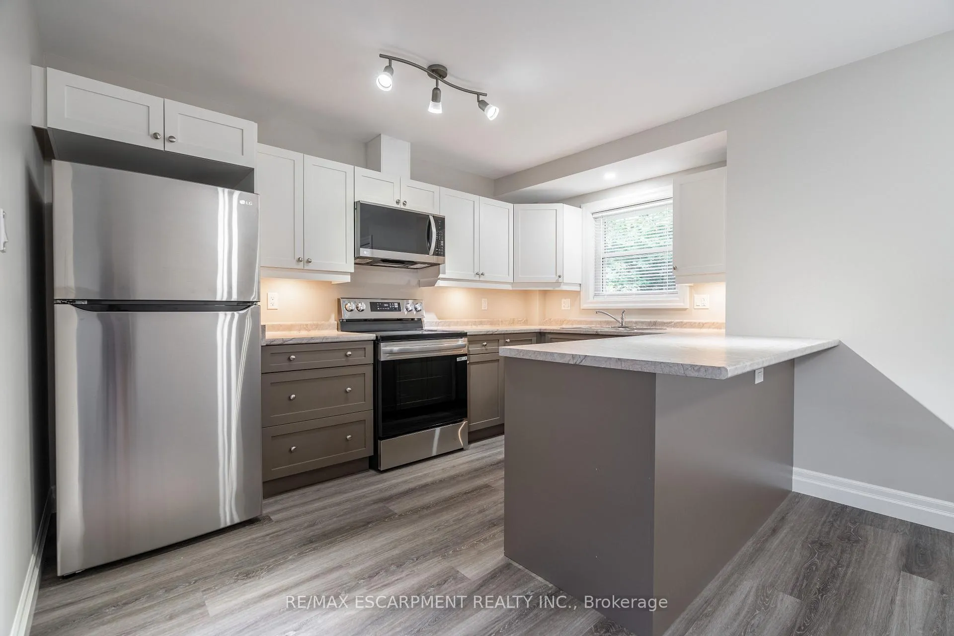 Photo 3 of Unit 2, 38 Viewpoint Avenue, Hamilton, Eastmount — HOMEH