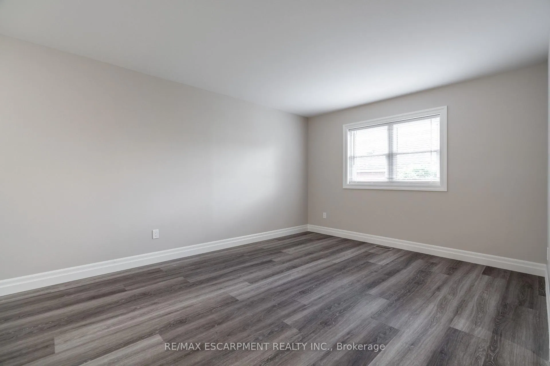 Photo 5 of Unit 2, 38 Viewpoint Avenue, Hamilton, Eastmount — HOMEH