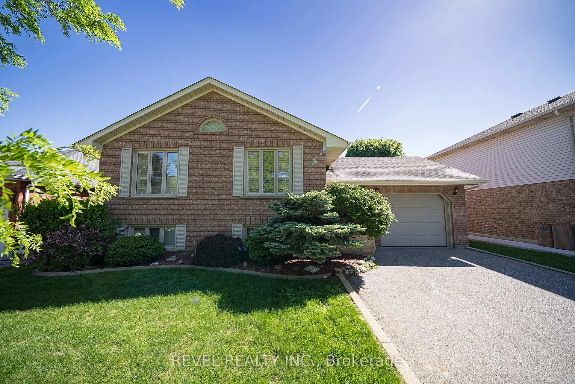 Photo 1 of 23 Trillium Way, Brantford — HOMEH