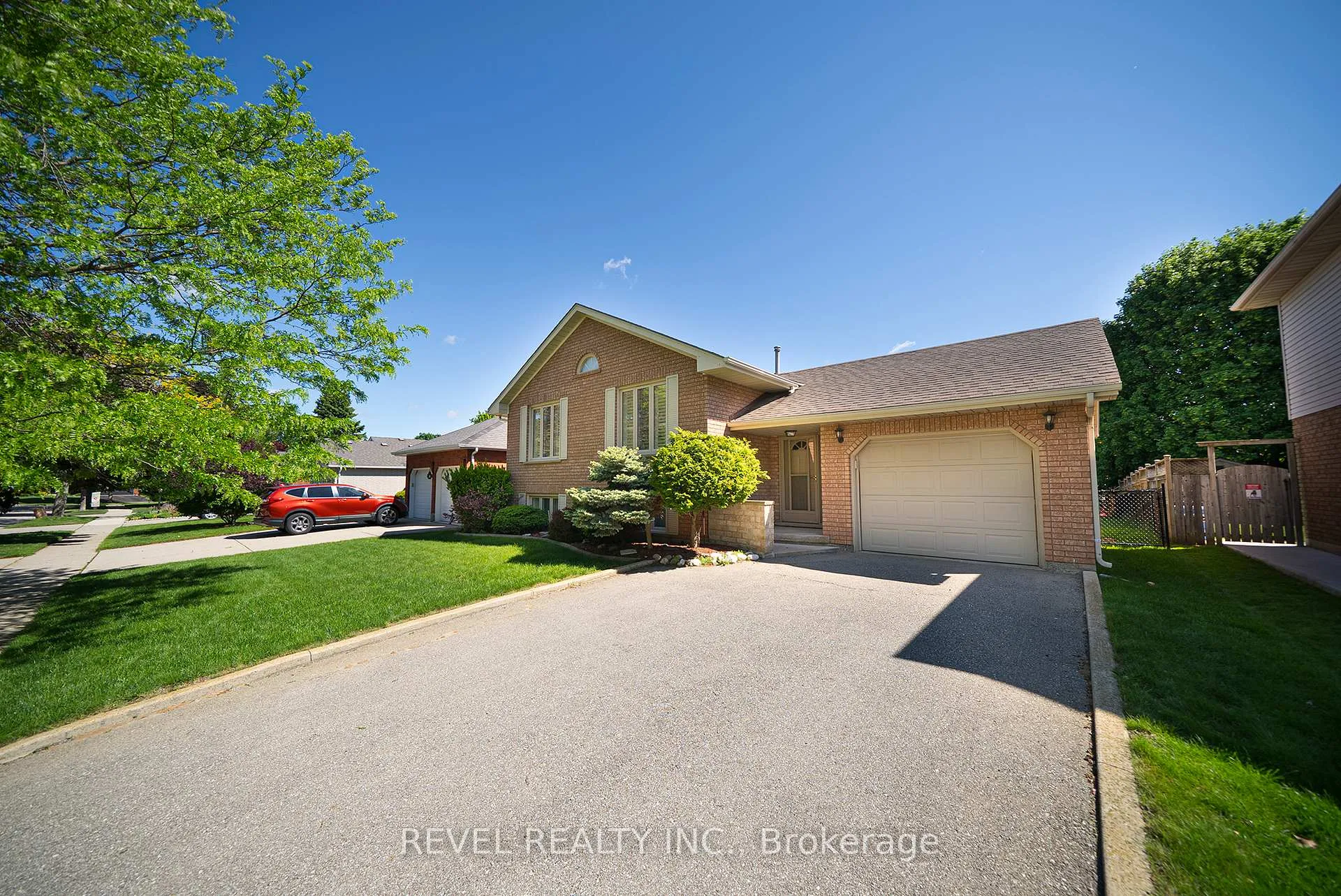 Photo 2 of 23 Trillium Way, Brantford — HOMEH