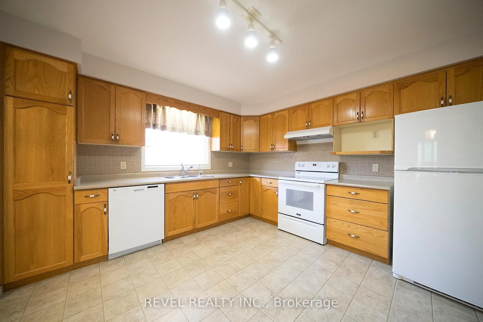 Photo 9 of 23 Trillium Way, Brantford — HOMEH