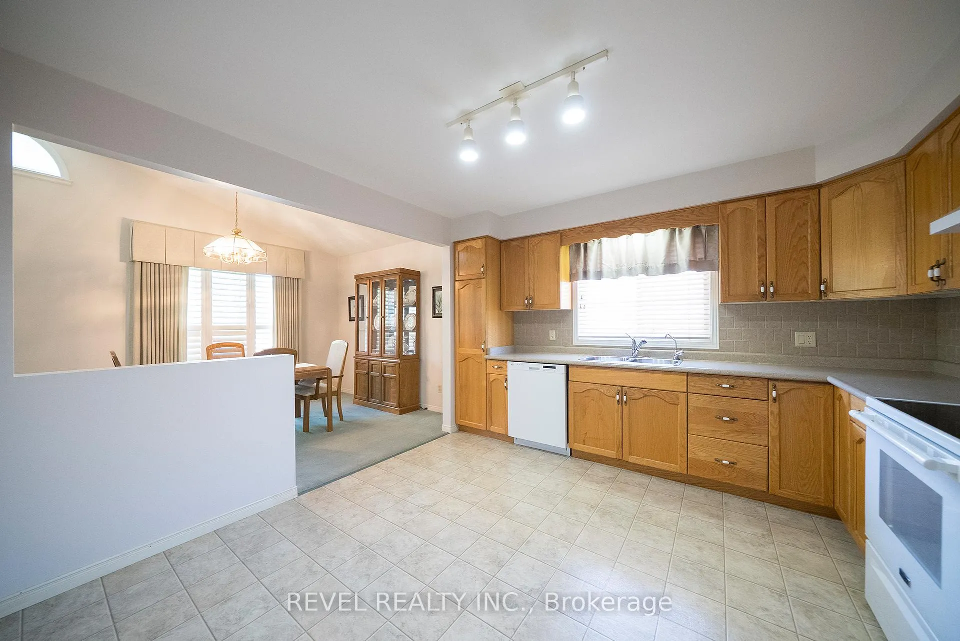 Photo 10 of 23 Trillium Way, Brantford — HOMEH