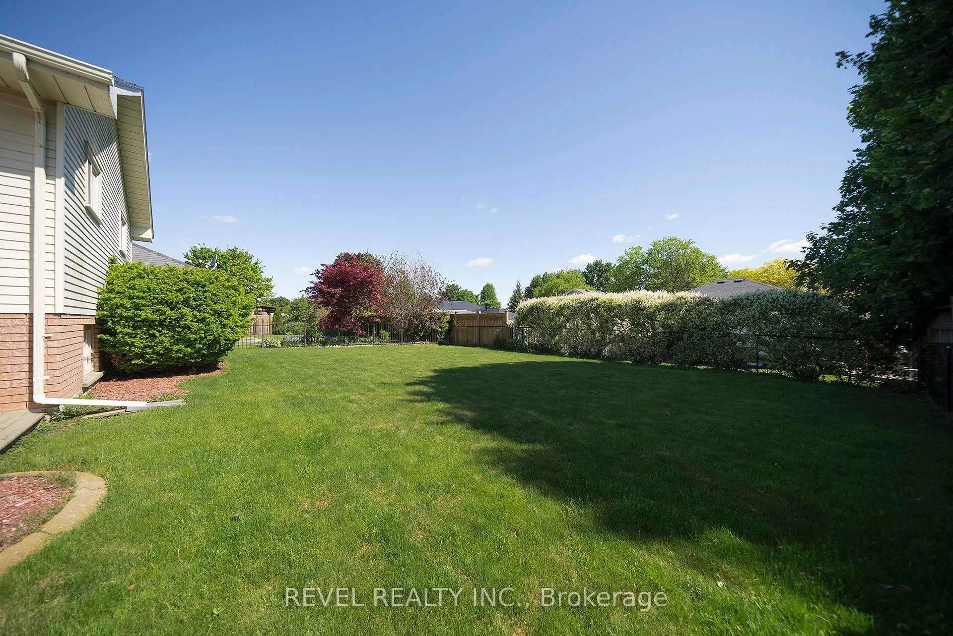 Photo 32 of 23 Trillium Way, Brantford — HOMEH