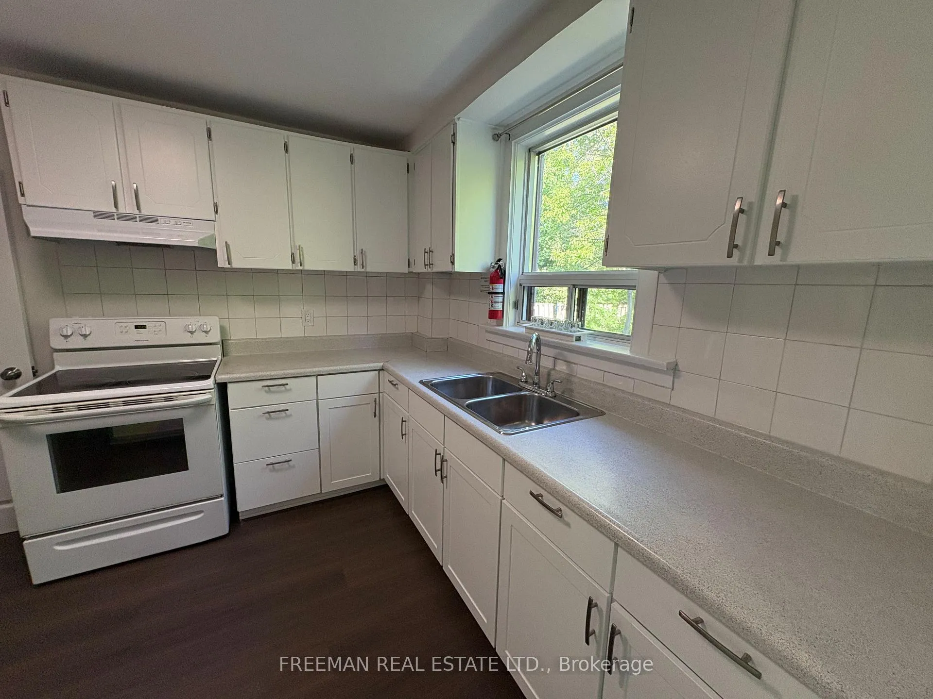 Photo 7 of 535 Lawrence Avenue W, Toronto, Englemount-Lawrence — HOMEH