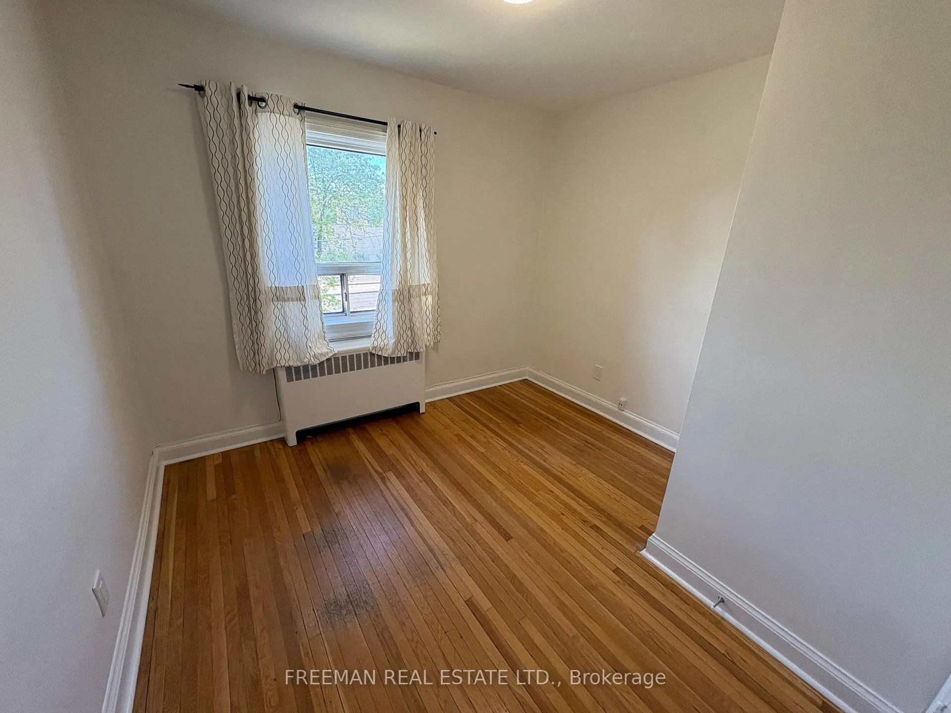 Photo 13 of 535 Lawrence Avenue W, Toronto, Englemount-Lawrence — HOMEH
