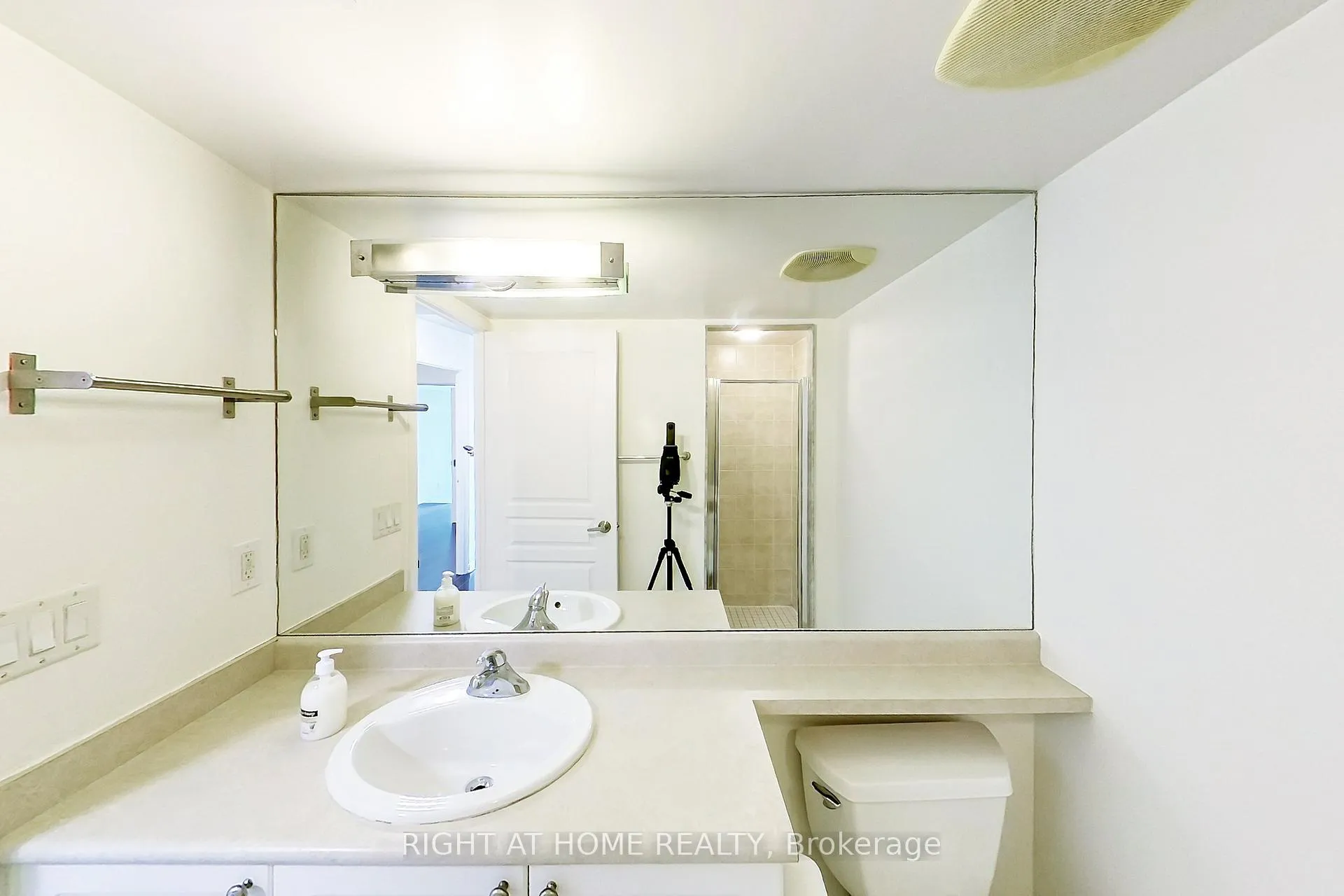 Photo 7 of Unit 1813, 18 Yonge Street, Toronto, Waterfront Communities — HOMEH