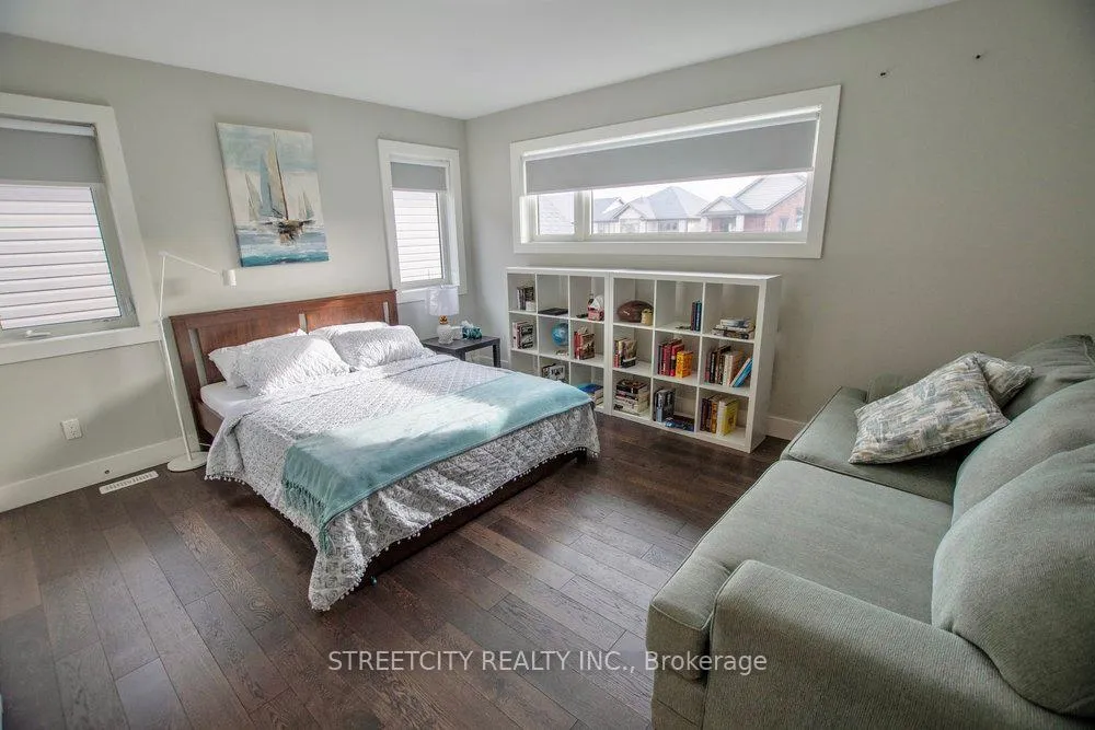 Photo 23 of 1345 Dyer Crescent, London, North S — HOMEH