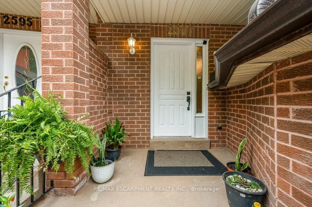 Photo 2 of 2597 Addingham Crescent, Oakville, Clearview — HOMEH