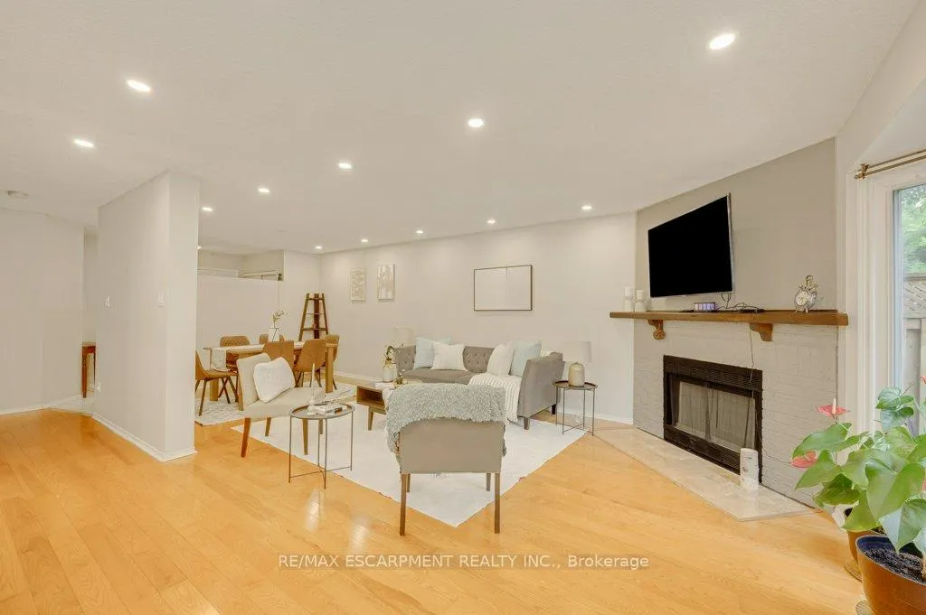Photo 3 of 2597 Addingham Crescent, Oakville, Clearview — HOMEH