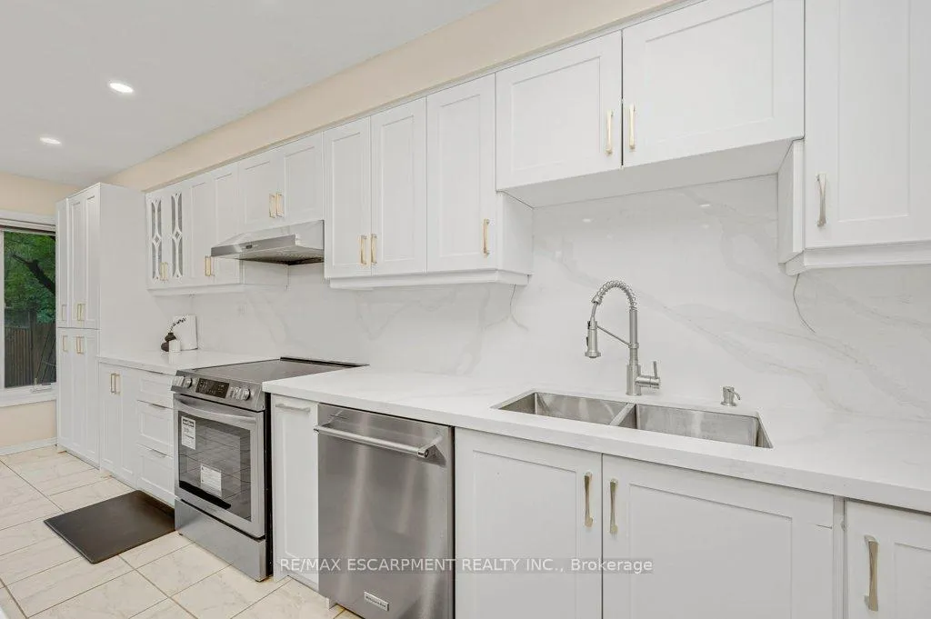 Photo 10 of 2597 Addingham Crescent, Oakville, Clearview — HOMEH