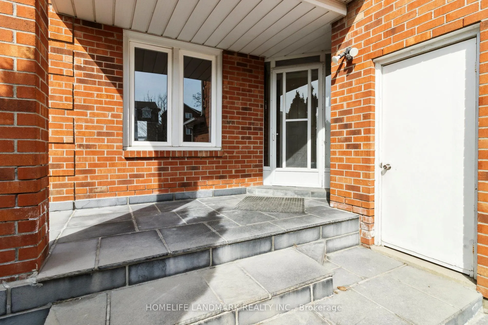 Photo 3 of 249 Charlton Avenue, Vaughan, Brownridge — HOMEH