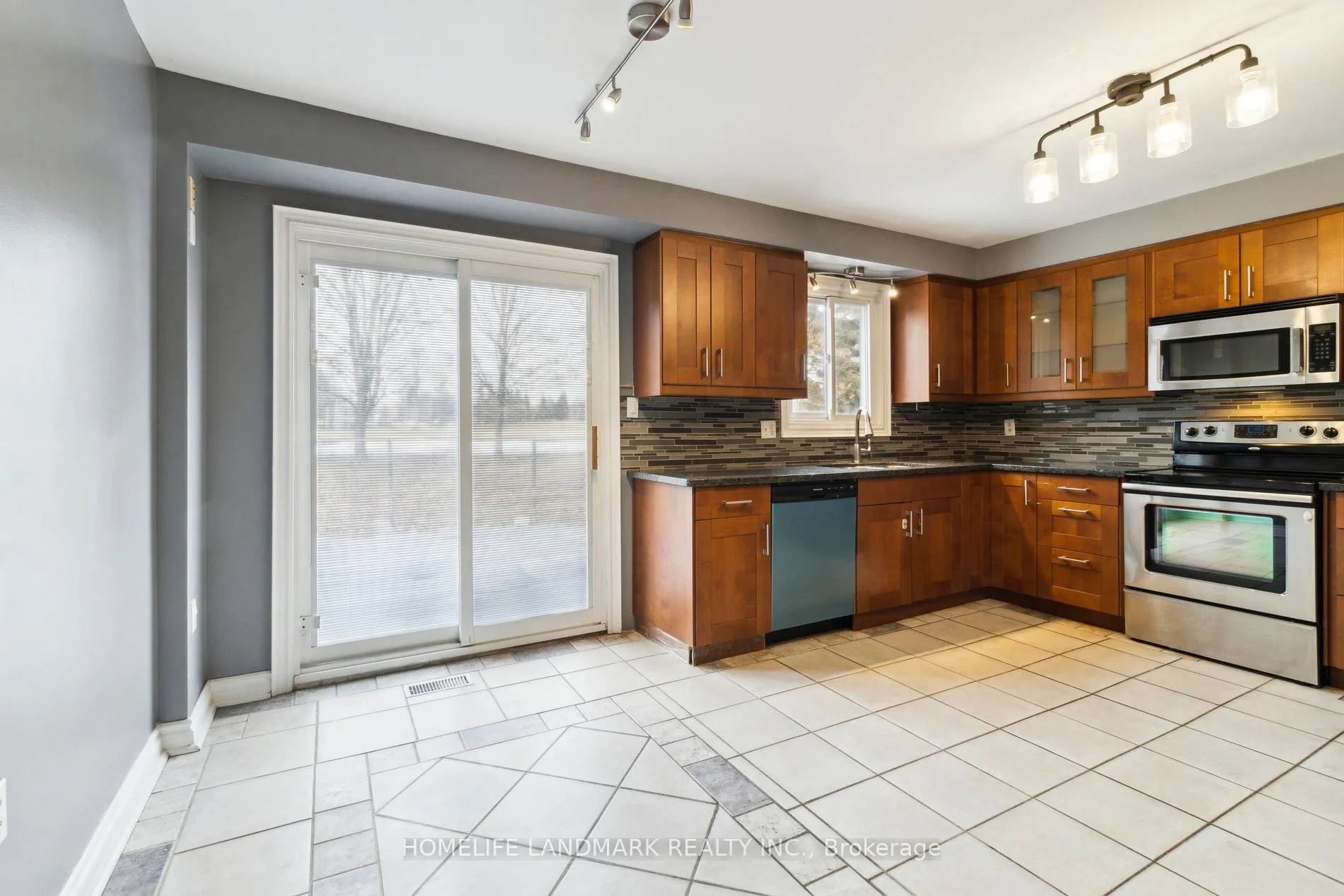 Photo 9 of 249 Charlton Avenue, Vaughan, Brownridge — HOMEH