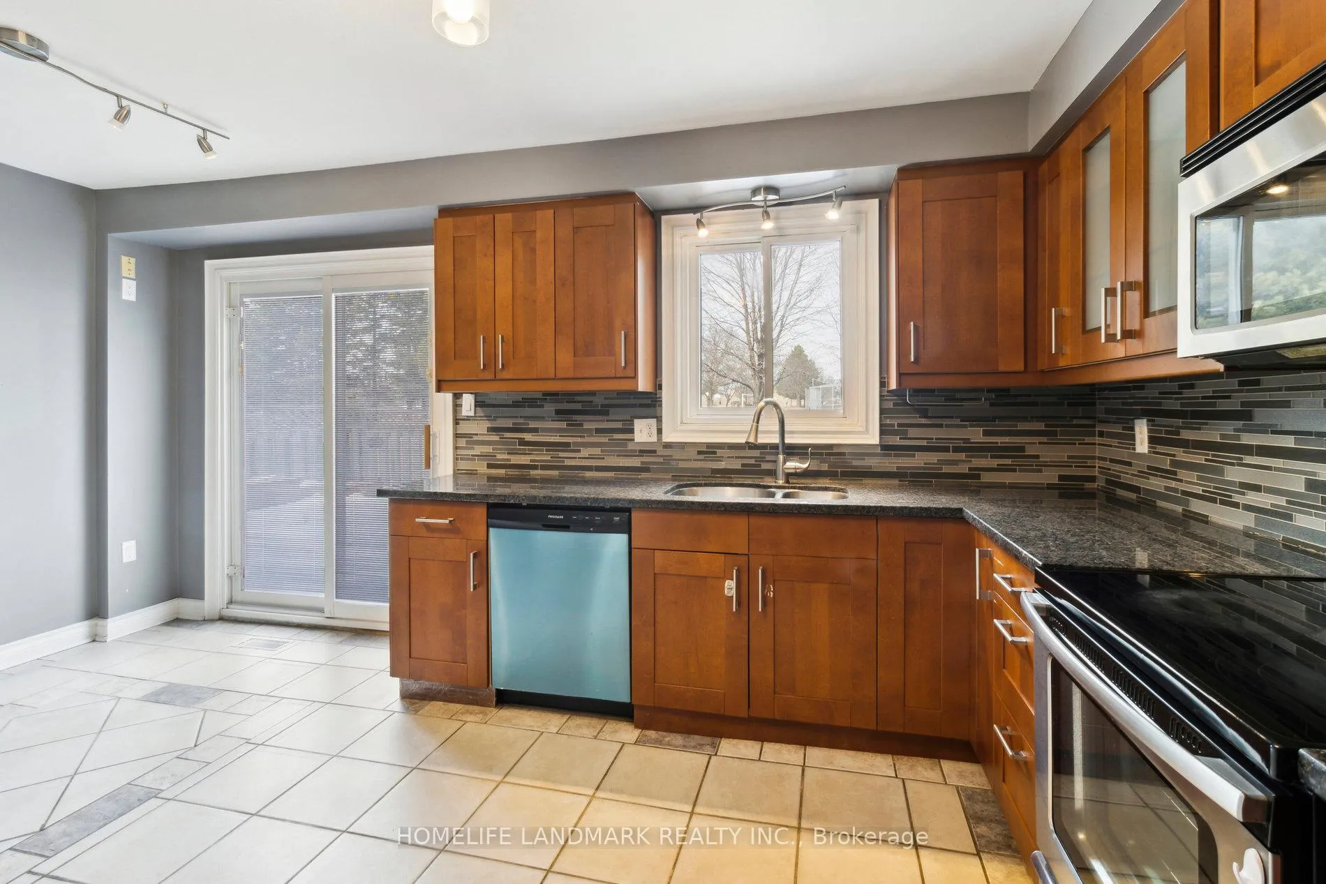 Photo 12 of 249 Charlton Avenue, Vaughan, Brownridge — HOMEH